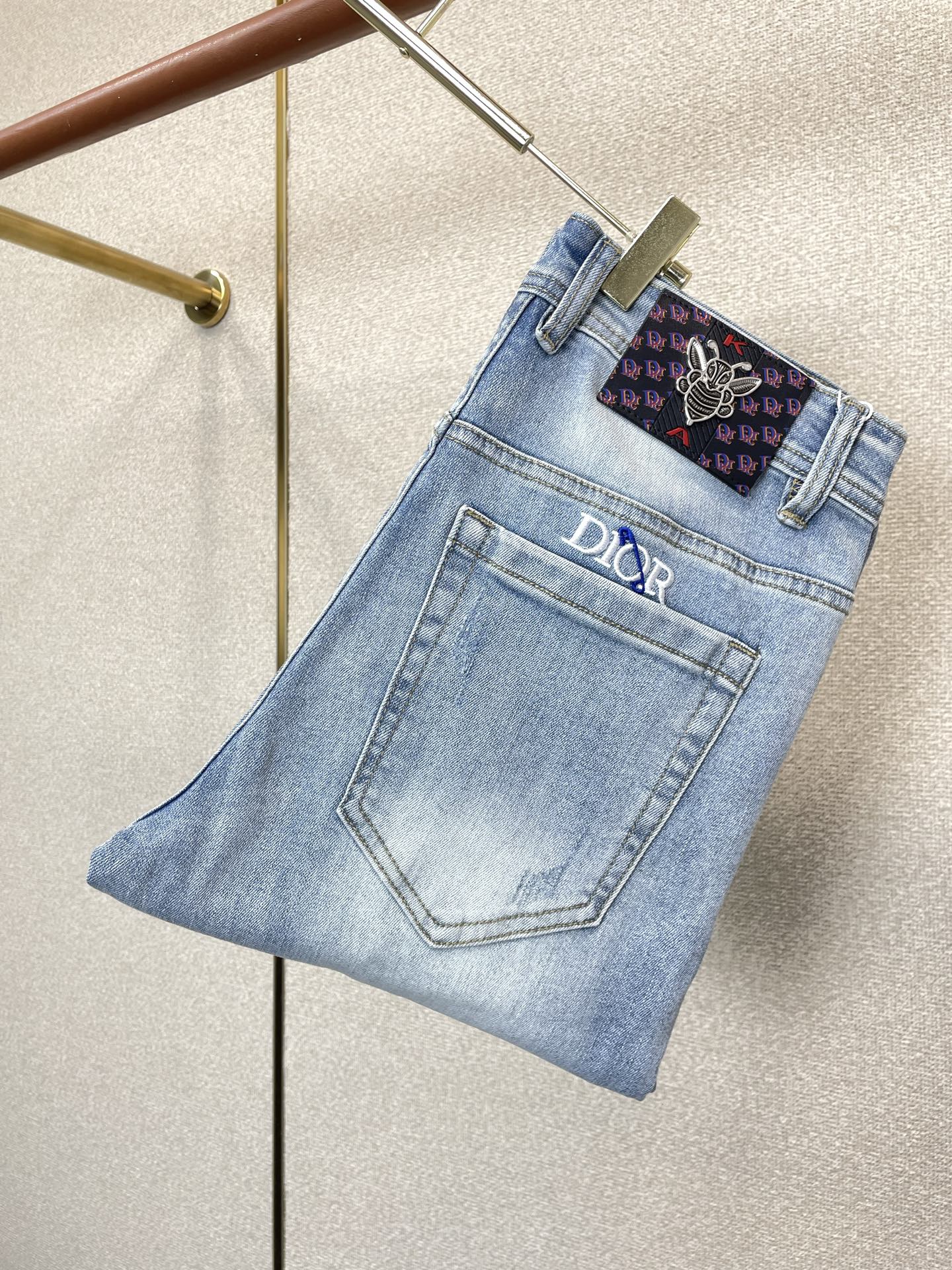 NO:919123,.Dior exclusively provides high-end versions of new casual jeans. Custom-made fabrics at the counter. Highly breathable and comfortable, with impeccable details. The brand element design concept reflects high quality. It feels delicate and soft!  It presents a casual cut and the upper body shape is awesome!  Code number 29-38,,dior,dior,jeans,19860909.Dior迪奥独家专供新款休闲牛仔裤高端版本 专柜定制面料 透气舒适度高,细节无可挑剔,品牌元素设计理念,体现高品质.手感细腻柔软！呈现休闲裁剪,上身版型超赞！码数29-38,,dior,dior,jeans,,Men's clothing