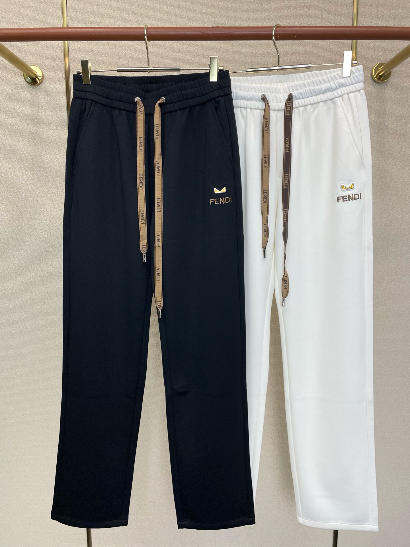 NO:917027,.FENDI Fendi exclusive new casual pants high-end version!  Custom-made fabrics at the counter are highly breathable and comfortable, with impeccable details and brand element design concepts, reflecting high quality. It feels delicate and soft!  It presents a casual cut and the upper body shape is awesome!  Size M-3XL,,fendi,fendi,19860909.FENDI芬迪独家专供新款休闲裤 高端版本！专柜定制面料 透气舒适度高,细节无可挑剔,品牌元素设计理念,体现高品质.手感细腻柔软！呈现休闲裁剪,上身版型超赞！码数M-3XL,,fendi,fendi,,Men's clothing