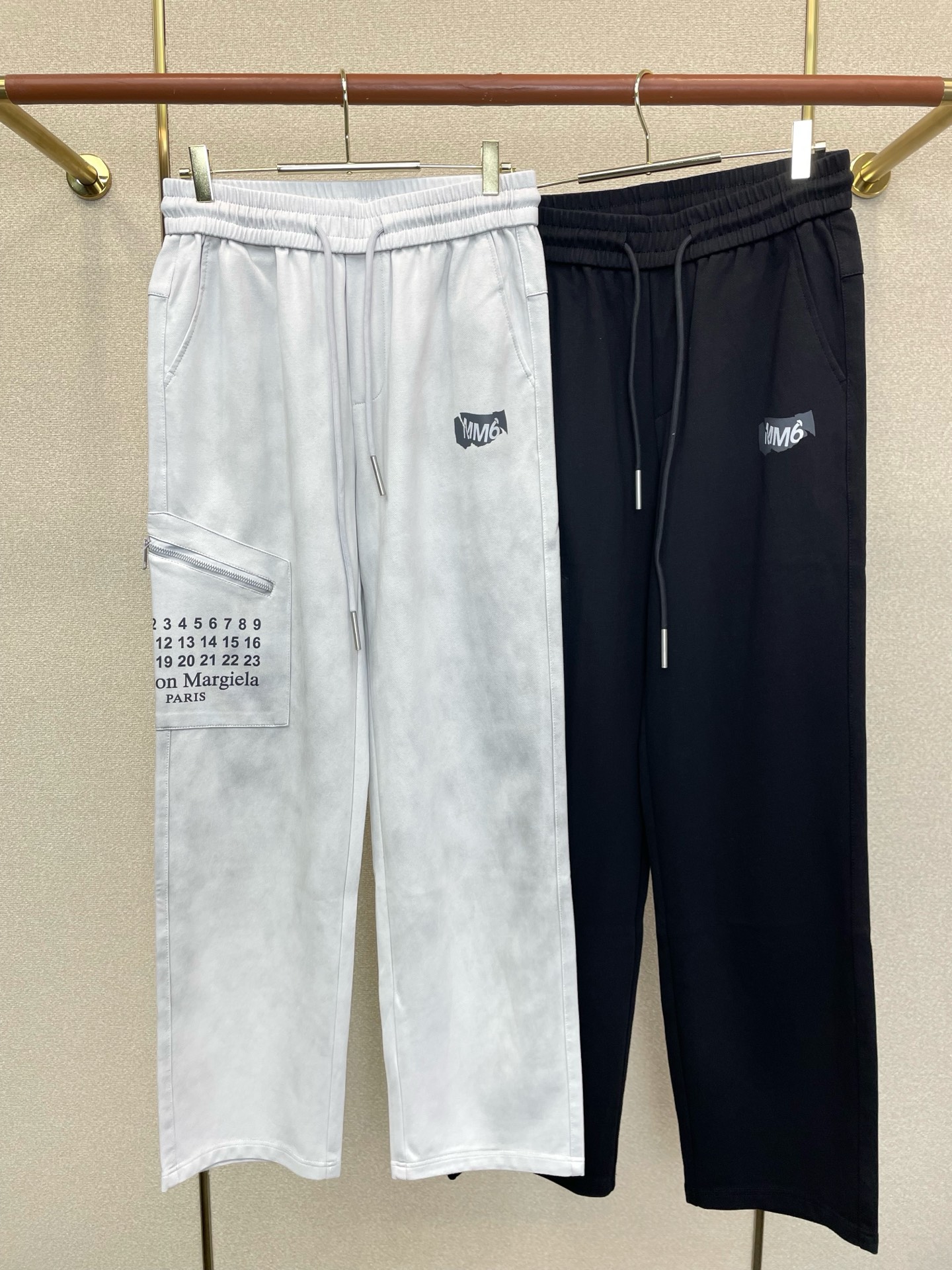 NO:917010,.Masion Margiela exclusive high-end version of new casual pants!  Custom-made fabrics at the counter are highly breathable and comfortable, with impeccable details and brand element design concepts, reflecting high quality. It feels delicate and soft!  It presents a casual cut and the upper body shape is awesome!  Size M-3XL,, masion margiela,19860909.Masion Margiela梅森马吉拉独家专供新款休闲裤 高端版本！专柜定制面料 透气舒适度高,细节无可挑剔,品牌元素设计理念,体现高品质.手感细腻柔软！呈现休闲裁剪,上身版型超赞！码数M-3XL,,masion margiela,,Men's clothing