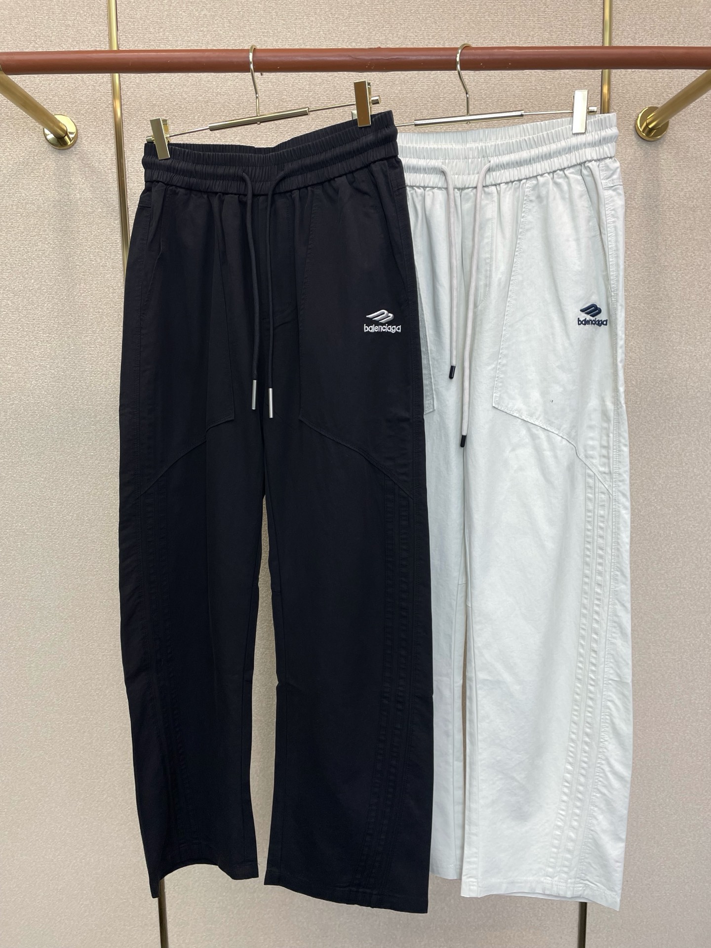 NO:917012,.Balenciaga exclusively offers new casual pants, high-end version!  Custom-made fabrics at the counter are highly breathable and comfortable, with impeccable details and brand element design concepts, reflecting high quality. It feels delicate and soft!  It presents a casual cut and the upper body shape is awesome!  Size M-3XL,,balenciaga,balenciaga,19860909.Balenciaga巴黎世家独家专供新款休闲裤 高端版本！专柜定制面料 透气舒适度高,细节无可挑剔,品牌元素设计理念,体现高品质.手感细腻柔软！呈现休闲裁剪,上身版型超赞！码数M-3XL,,balenciaga,balenciaga,,Men's clothing