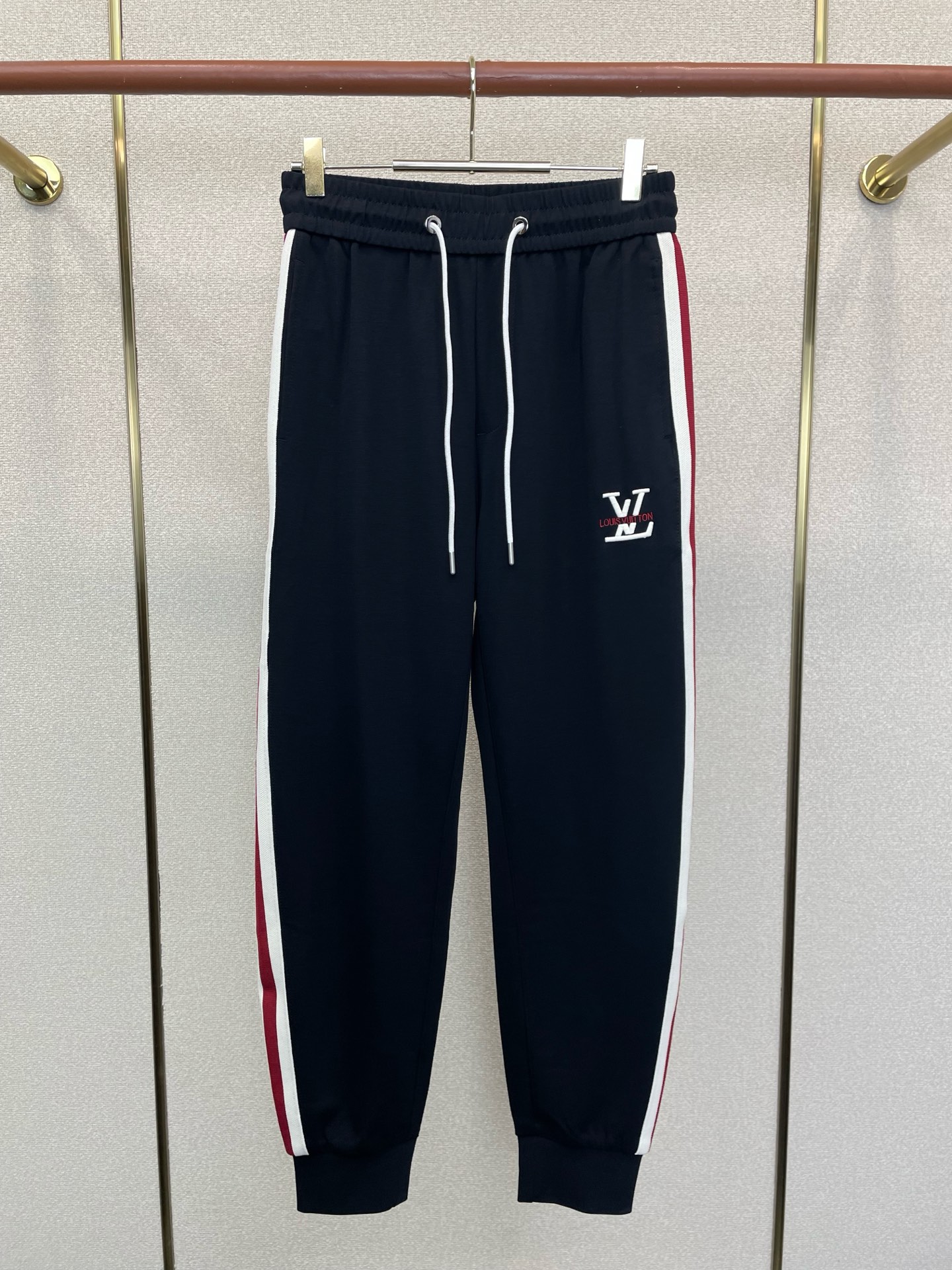 NO:917014,.Louis Vuitton exclusive new casual pants high-end version!  Custom-made fabrics at the counter are highly breathable and comfortable, with impeccable details and brand element design concepts, reflecting high quality. It feels delicate and soft!  It presents a casual cut and the upper body shape is awesome!  Size M-3XL,,louis vuitton,louis vuitton,19860909.Louis Vuitton路易威登独家专供新款休闲裤 高端版本！专柜定制面料 透气舒适度高,细节无可挑剔,品牌元素设计理念,体现高品质.手感细腻柔软！呈现休闲裁剪,上身版型超赞！码数M-3XL,,louis vuitton,louis vuitton,,Men's clothing