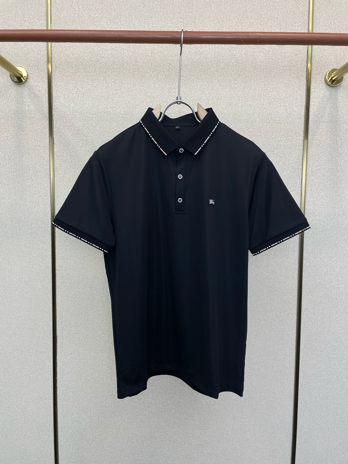 NO:917999,.Burberry exclusively supplies new original men's casual short sleeves. High-end customization. High-end version. Fashionable and versatile imported fabrics. Super soft and delicate feel. Skin-friendly and comfortable to wear. High-end boutique. The upper body is exquisitely made by the factory. A must-have item for men. Three complete standards. Size L-4XL,, burberry, burberry, T-shirt,19860909.Burberry巴宝莉独家专供新款原单男士休闲短袖 高端定制 高端版本 时尚百搭爆款进口面料 手感超柔软细腻 穿着亲肤舒适 高端精品 代工厂精细做上身非常赞 男士必备单品 三标齐全 码数L-4XL,,burberry,burberry,T-shirt,,Men's clothing