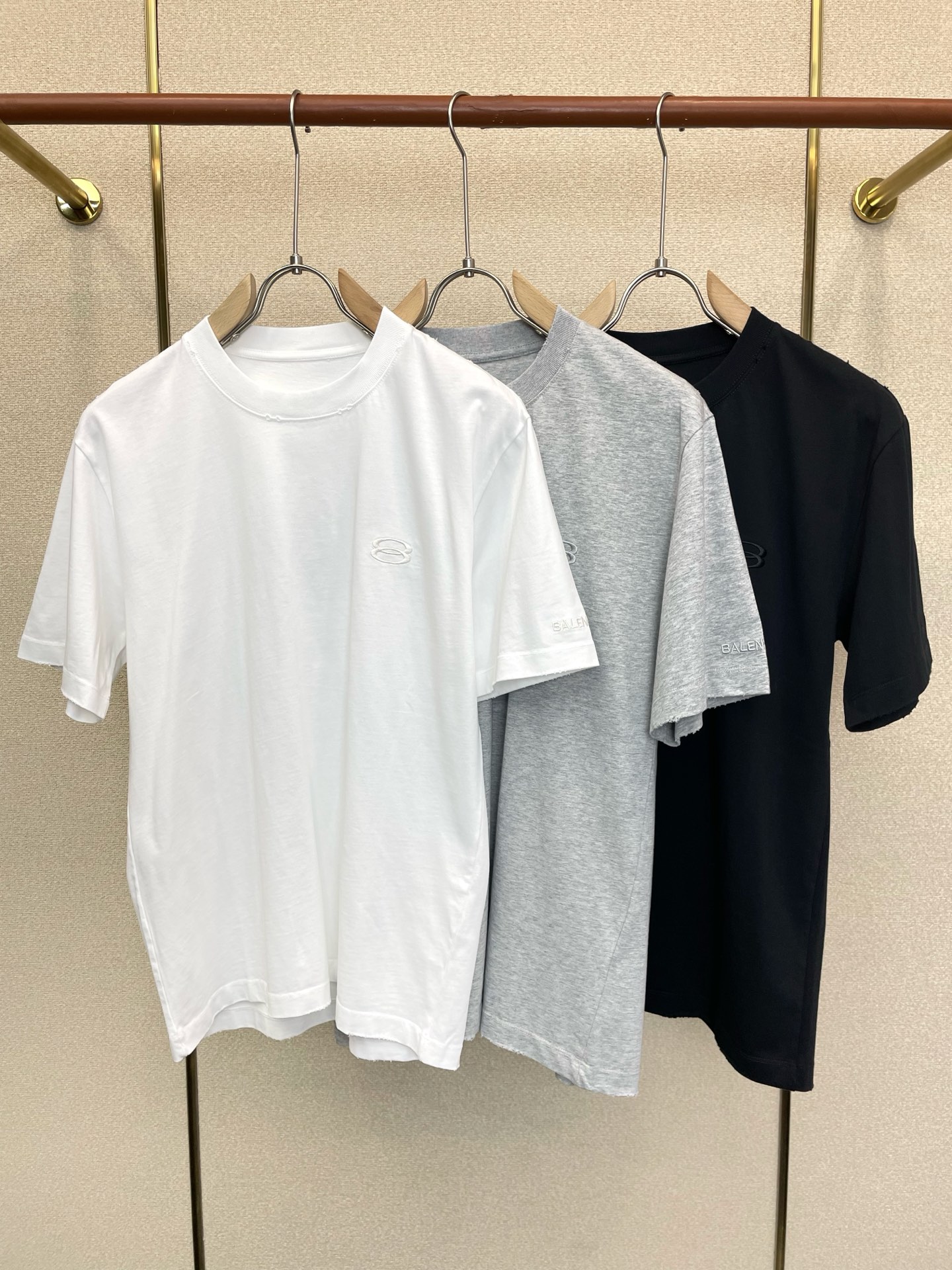 NO:935353,.Balenciaga's new and original men's casual short-sleeves are sold at all times. High-end customization. High-end version. Fashionable and versatile imported fabrics. Super soft and delicate feel. Skin-friendly and comfortable to wear. High-end boutique. The upper body is exquisitely made by the factory. A must-have item for men. Three standards are complete. Size M-3XL,,balenciaga,balenciaga,T-shirt,19860909.Balenciaga巴黎世家砸锅卖铁都要上的新款新款原单男士休闲短袖 高端定制 高端版本 时尚百搭爆款进口面料 手感超柔软细腻 穿着亲肤舒适 高端精品 代工厂精细做上身非常赞 男士必备单品 三标齐全 码数M-3XL,,balenciaga,balenciaga,T-shirt,,Men's clothing