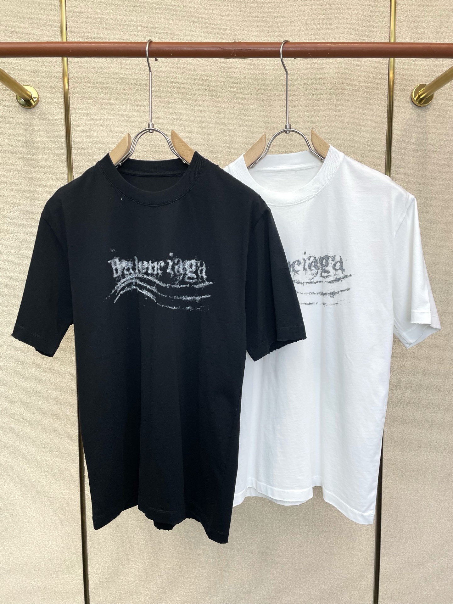 NO:917030,.Balenciaga exclusively supplies new original men's casual short sleeves. High-end customization. High-end version. Fashionable and versatile imported fabrics. Super soft and delicate feel. Skin-friendly and comfortable to wear. High-end boutique. The upper body is exquisitely made by the factory. A must-have item for men. Three complete standards. Size M-3XL,,balenciaga,balenciaga,T-shirt,19860909.Balenciaga巴黎世家独家专供新款原单男士休闲短袖 高端定制 高端版本 时尚百搭爆款进口面料 手感超柔软细腻 穿着亲肤舒适 高端精品 代工厂精细做上身非常赞 男士必备单品 三标齐全 码数M-3XL,,balenciaga,balenciaga,T-shirt,,Men's clothing