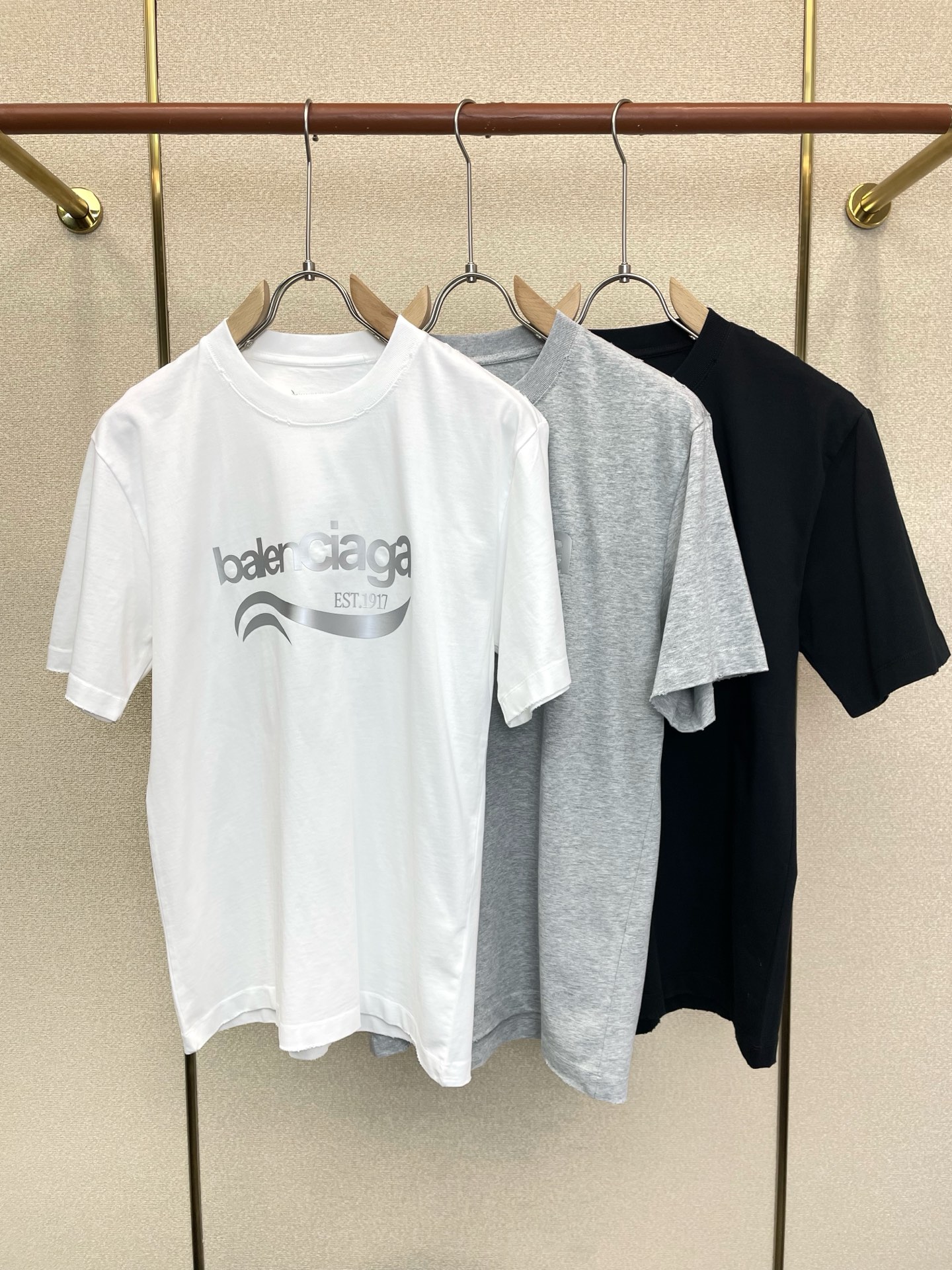 NO:918001,.Balenciaga exclusively supplies new original men's casual short sleeves. High-end customization. High-end version. Fashionable and versatile imported fabrics. Super soft and delicate feel. Skin-friendly and comfortable to wear. High-end boutique. The upper body is exquisitely made by the factory. A must-have item for men. Three complete standards. Size M-3XL,,balenciaga,balenciaga,T-shirt,19860909.Balenciaga巴黎世家独家专供新款原单男士休闲短袖 高端定制 高端版本 时尚百搭爆款进口面料 手感超柔软细腻 穿着亲肤舒适 高端精品 代工厂精细做上身非常赞 男士必备单品 三标齐全 码数M-3XL,,balenciaga,balenciaga,T-shirt,,Men's clothing