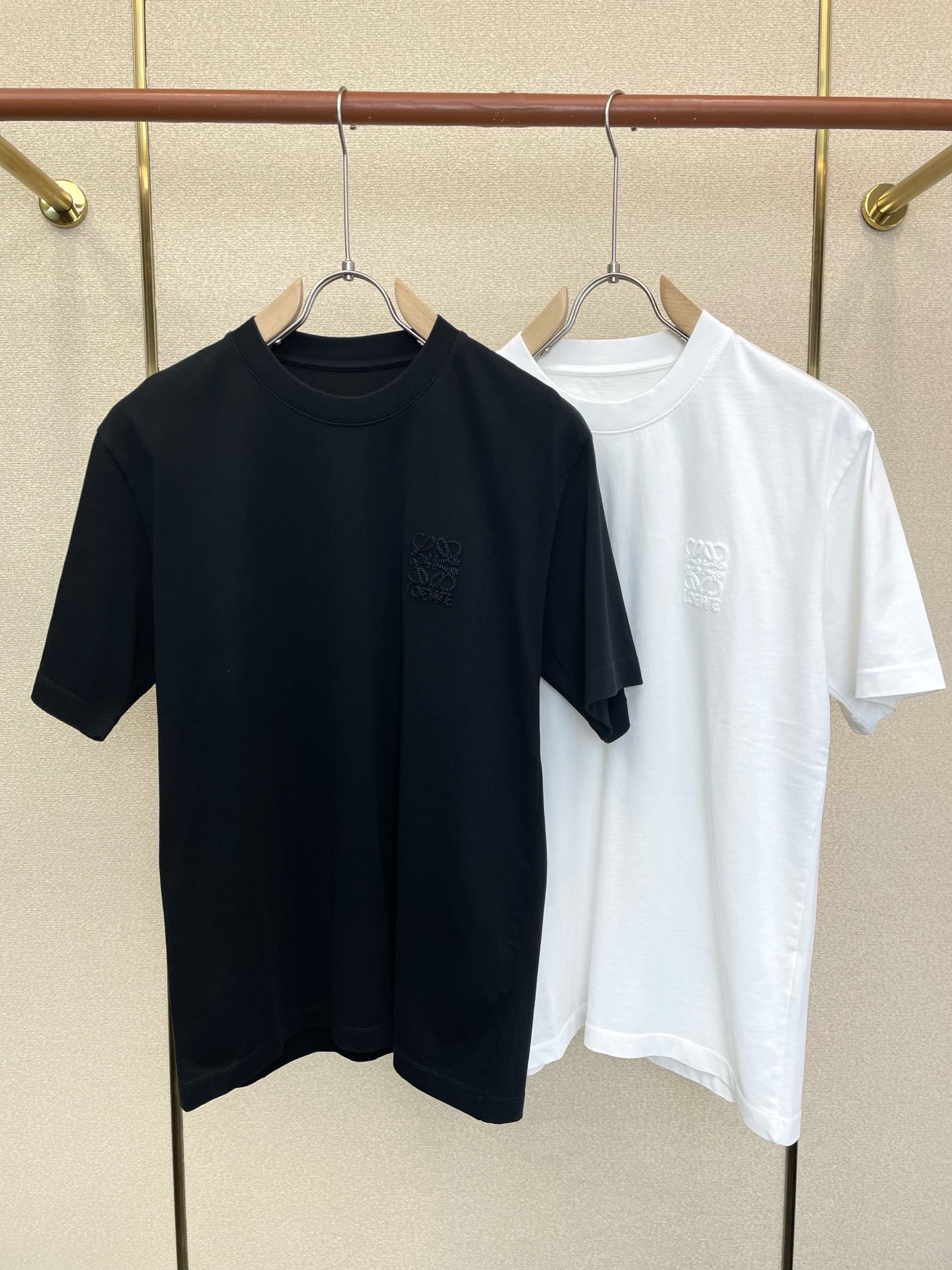 NO:917033,.LOEWE exclusively supplies new original men's casual short-sleeves. High-end customization. High-end version. Fashionable and versatile imported fabrics. Super soft and delicate feel. Skin-friendly and comfortable to wear. High-end boutique. The upper body is exquisitely made by the factory. Men's must-have items. Three standards are complete. Size M-3XL,,loewe,loewe,T-shirt,19860909.LOEWE罗意威独家专供新款原单男士休闲短袖 高端定制 高端版本 时尚百搭爆款进口面料 手感超柔软细腻 穿着亲肤舒适 高端精品 代工厂精细做上身非常赞 男士必备单品 三标齐全 码数M-3XL,,loewe,loewe,T-shirt,,Men's clothing