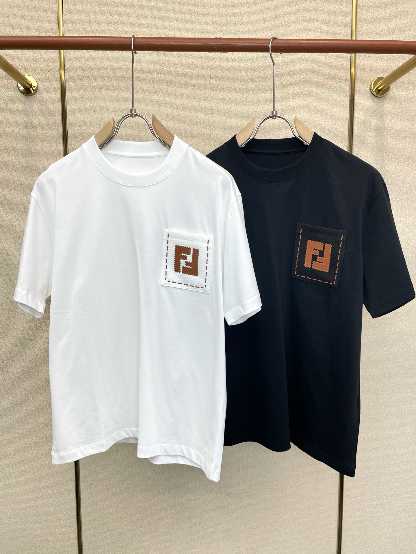 NO:917036,.FENDI Fendi exclusively provides new original men's casual short sleeves. High-end customization. High-end version. Fashionable and versatile imported fabrics. Super soft and delicate feel. Skin-friendly and comfortable to wear. High-end boutique. The upper body is exquisitely made by the factory. A must-have item for men. Three complete standards. Size M-3XL,,fendi,fendi, T-shirt,19860909.FENDI芬迪独家专供新款原单男士休闲短袖 高端定制 高端版本 时尚百搭爆款进口面料 手感超柔软细腻 穿着亲肤舒适 高端精品 代工厂精细做上身非常赞 男士必备单品 三标齐全 码数M-3XL,,fendi,fendi,T-shirt,,Men's clothing