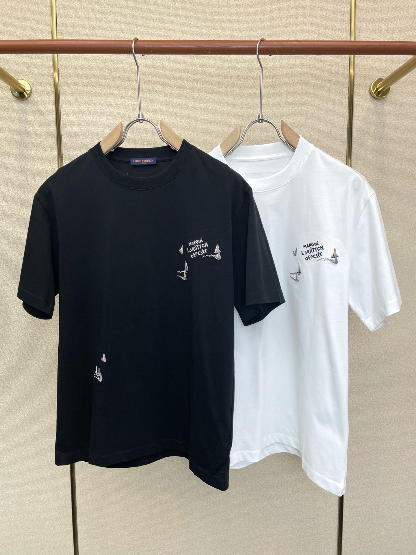 NO:918005,.Louis Vuitton Louis Vuitton exclusively offers new original men's casual short sleeves. High-end customization. High-end version. Fashionable and versatile imported fabrics. Super soft and delicate feel. Skin-friendly and comfortable to wear. High-end boutique. The upper body is finely made by the factory. It is a must-have item for men. Three standards are complete. Size M-3XL,, louis vuitton, louis vuitton, T-shirt,19860909.Louis Vuitton路易威登独家专供新款原单男士休闲短袖 高端定制 高端版本 时尚百搭爆款进口面料 手感超柔软细腻 穿着亲肤舒适 高端精品 代工厂精细做上身非常赞 男士必备单品 三标齐全 码数M-3XL,,louis vuitton,louis vuitton,T-shirt,,Men's clothing
