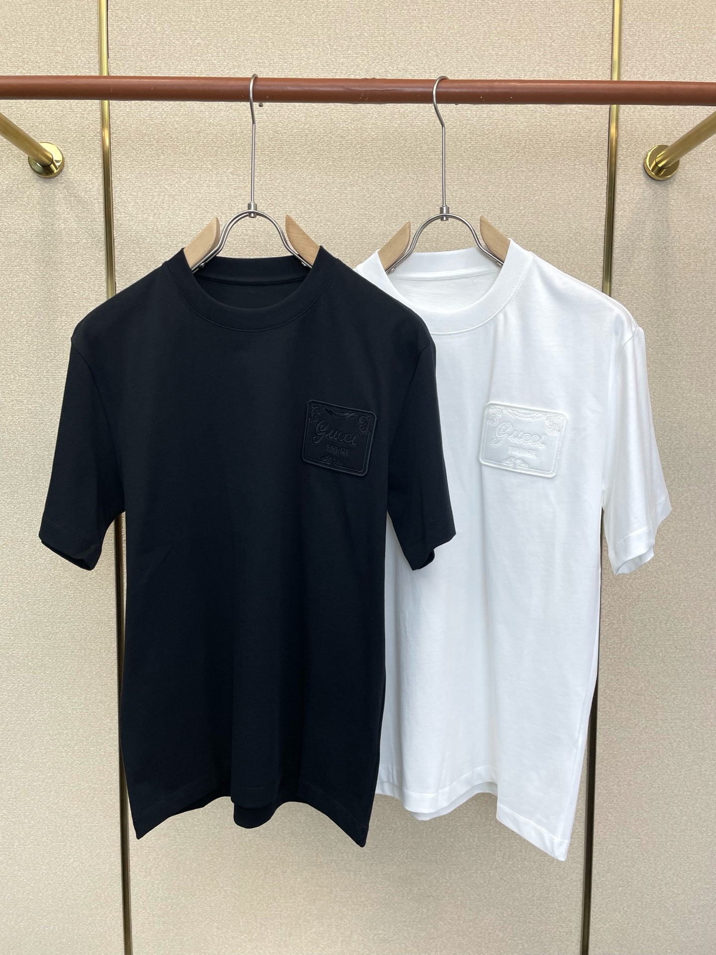 NO:917039,.Gucci Gucci exclusively provides new original men's casual short sleeves. High-end customization. High-end version. Fashionable and versatile imported fabrics. Super soft and delicate feel. Skin-friendly and comfortable to wear. High-end boutique. The upper body is exquisitely made by the factory. A must-have item for men. Complete with three standards. Size M-3XL,,gucci,gucci,T-shirt,19860909.Gucci古驰独家专供新款原单男士休闲短袖 高端定制 高端版本 时尚百搭爆款进口面料 手感超柔软细腻 穿着亲肤舒适 高端精品 代工厂精细做上身非常赞 男士必备单品 三标齐全 码数M-3XL,,gucci,gucci,T-shirt,,Men's clothing