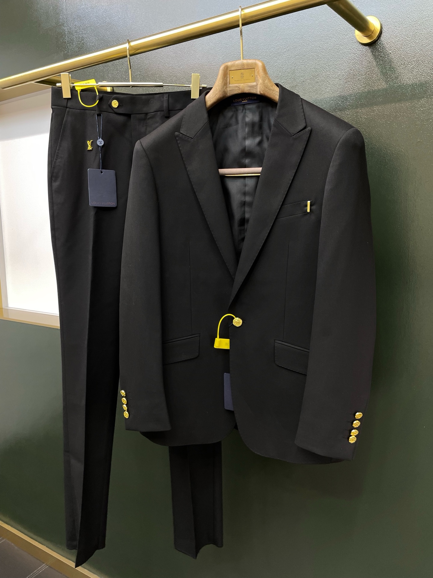 NO:928338,/Set. Single suit, trousers. Louis Vuitton Louis Vuitton spring and autumn new suit suit, foreign trade company order simple casual suit jacket, exclusively imported original polyester fiber fabric, breathable, soft and warm, very straight and drapey, the whole piece of clothing is neatly laid out, all hardware accessories are customer-supplied top accessories with logos. At first glance, it is a high-end fabric. This fabric is all custom-woven. There is no such thing outside.  Good products from regular large factories, nothing to be picky about. This kind of jacket is a regular wear, very practical. Sizes include jackets 46-58, pants 29-38, louis vuitton, louis vuitton, jackets & coats, business suit,19860909/套.单西、西裤.Louis Vuitton路易威登春秋新款西服套装,外贸公司订单 简约休闲西装外套,独家专供进口原版聚酯纤维面料,透气柔软保暖性很强,笔挺垂感十足,整件衣服车工走线整齐平整,所有五金附料都是客供带logo顶级配件 一看就是高档的面料 这种面料都是定织的 外面根本就没有 正规大厂途径出来的好货,无任何有挑剔的地方 这样的一件外套属于常备常穿的,实用性很强.尺码外套46-58、裤子29-38,,louis vuitton,louis vuitton,jackets & coats,business suit,,Men's clothing