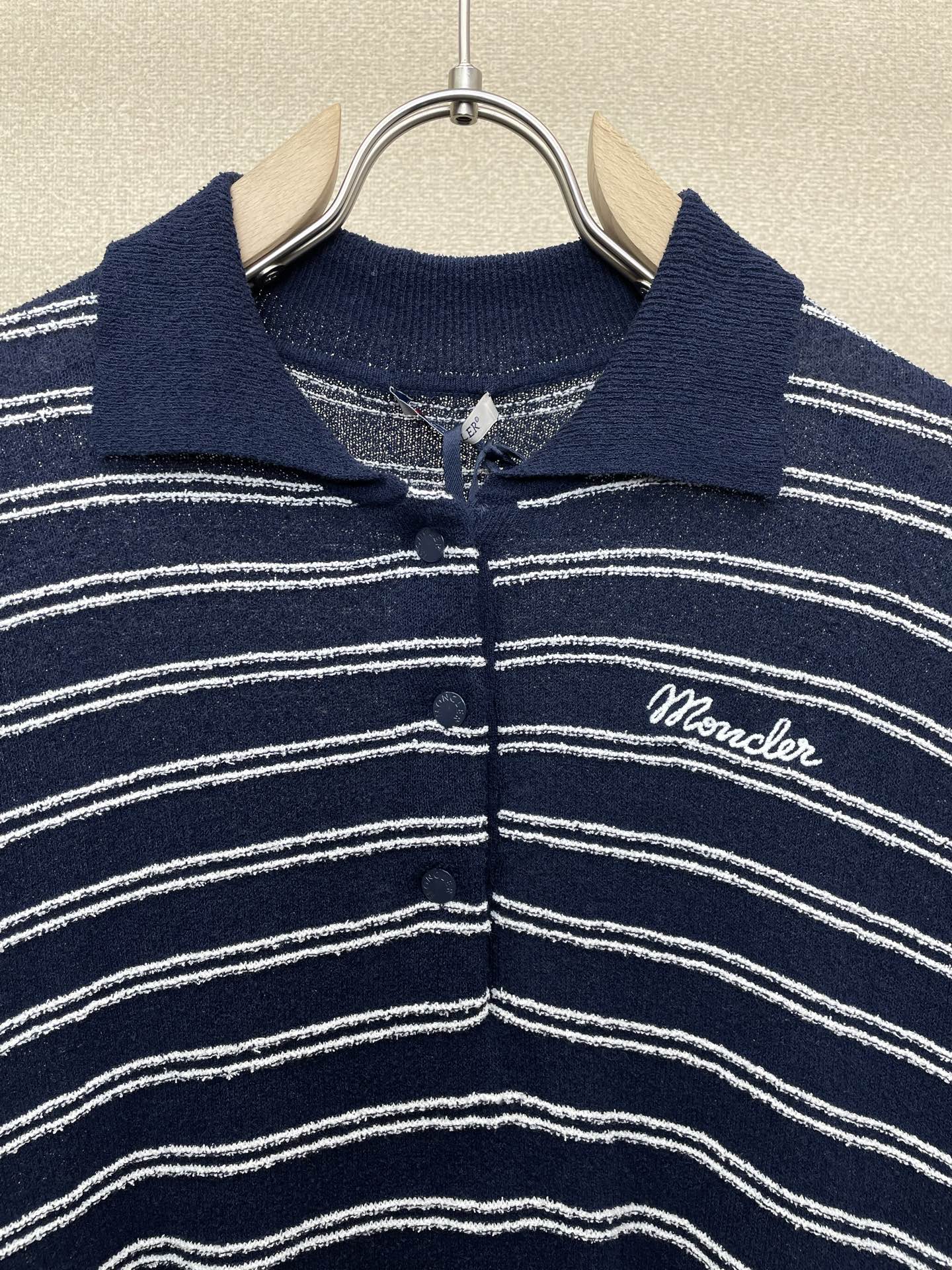 Moncler蒙口👚砸锅卖铁都要上的新款👚新款女装休闲针织短袖 高端版本！独特设计 专柜定制面料 透气舒适度高，细节无可