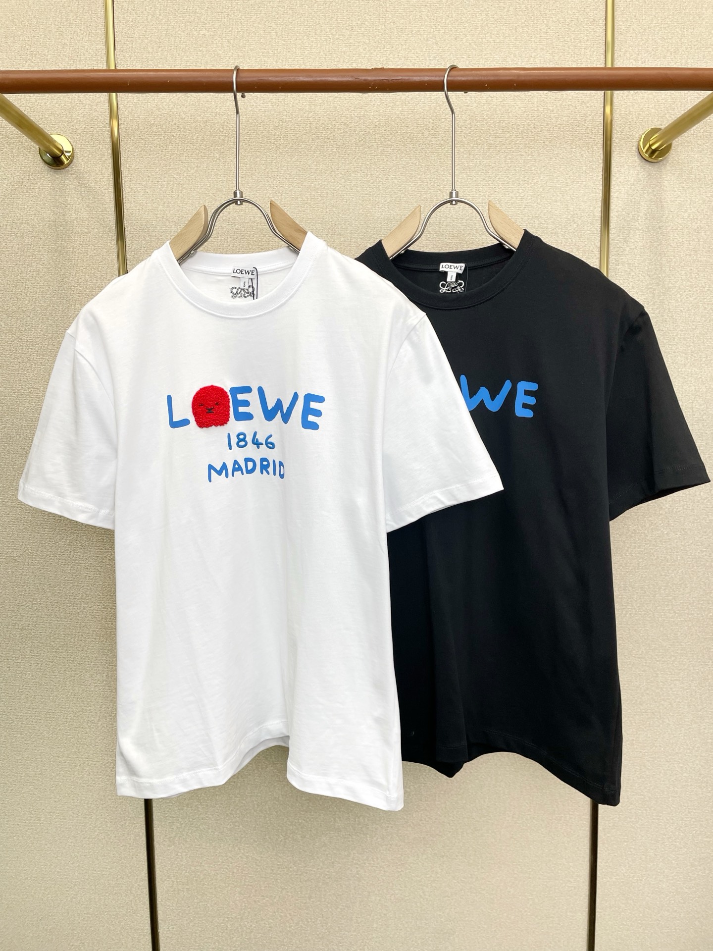 NO:935812,.LOEWE is a must-have new model of original men's casual short-sleeves. High-end customization. High-end version. Fashionable and versatile imported fabrics. Super soft and delicate feel. Skin-friendly and comfortable to wear. High-end boutique. The upper body is finely made by the factory. It is a must-have item for men. Three complete standards. Size S-XL,,loewe,loewe,T-shirt,19860909.LOEWE罗意威砸锅卖铁都要上的新款新款原单男士休闲短袖 高端定制 高端版本 时尚百搭爆款进口面料 手感超柔软细腻 穿着亲肤舒适 高端精品 代工厂精细做上身非常赞 男士必备单品 三标齐全 码数S-XL,,loewe,loewe,T-shirt,,Men's clothing