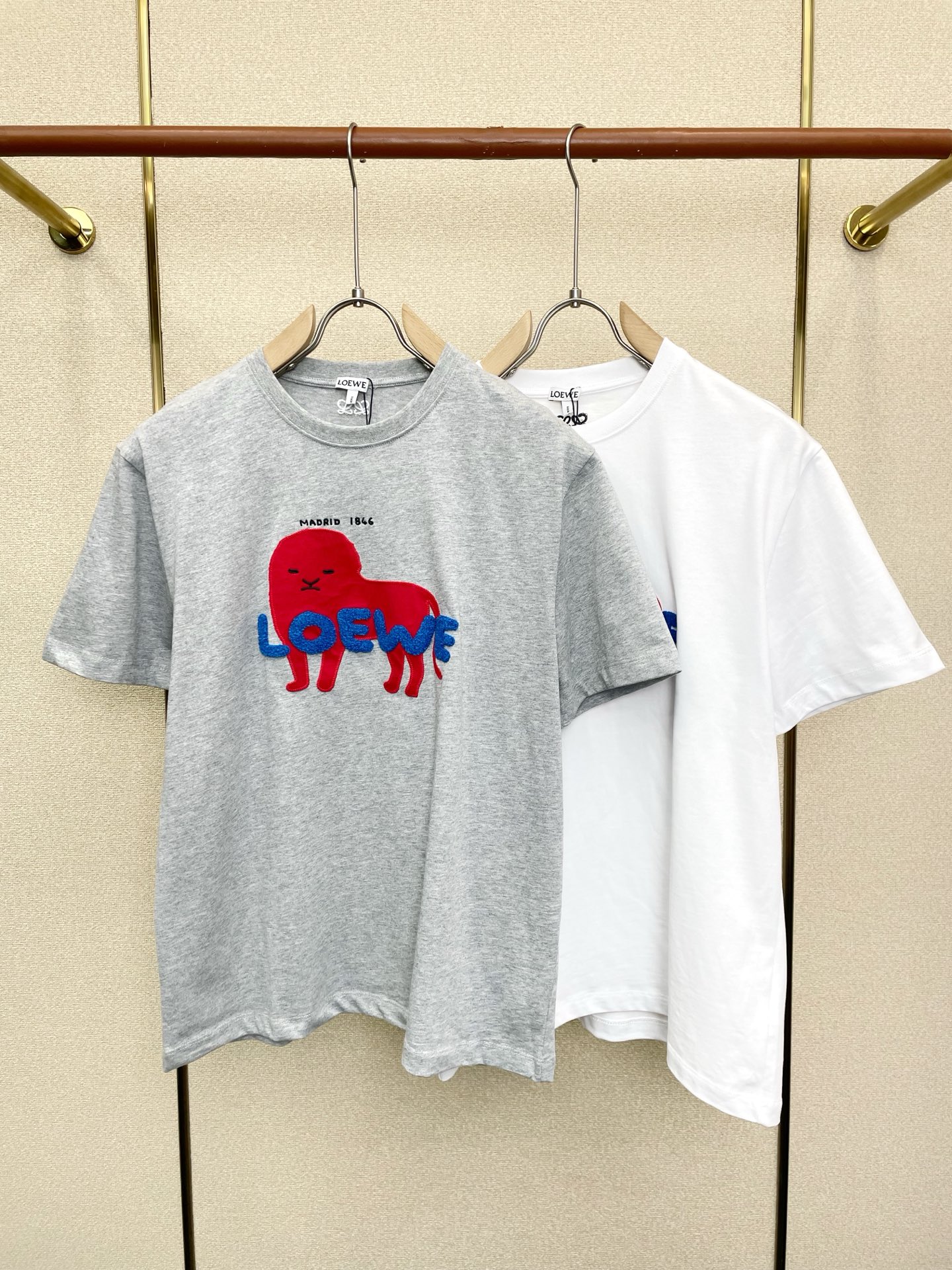 NO:918007,.LOEWE exclusively supplies new original men's casual short-sleeves. High-end customization. High-end version. Fashionable and versatile imported fabrics. Super soft and delicate feel. Skin-friendly and comfortable to wear. High-end boutique. The upper body made by the factory is very good. Men's must-have items. Complete three standards. Size S-XL,,loewe,loewe,T-shirt,19860909.LOEWE罗意威独家专供新款原单男士休闲短袖 高端定制 高端版本 时尚百搭爆款进口面料 手感超柔软细腻 穿着亲肤舒适 高端精品 代工厂精细做上身非常赞 男士必备单品 三标齐全 码数S-XL,,loewe,loewe,T-shirt,,Men's clothing