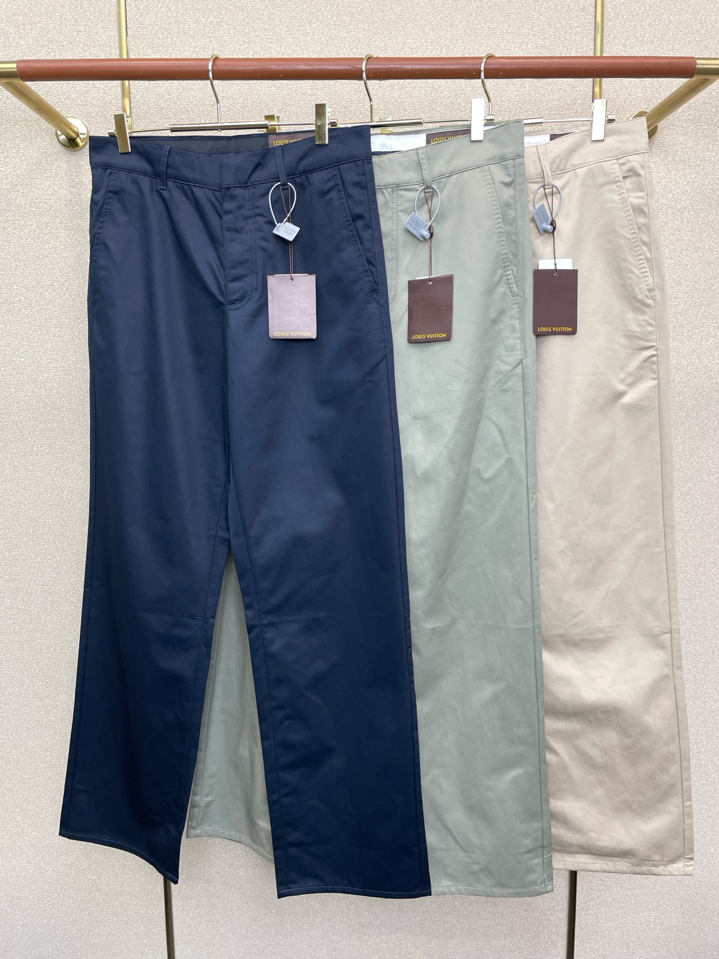 NO:917985,.Louis Vuitton Louis Vuitton exclusively provides new original men's casual pants. High-end customization. High-end version. Fashionable and versatile imported fabrics. Super soft and delicate feel. Skin-friendly and comfortable to wear. High-end boutique. The upper body is exquisitely made by the factory. A must-have item for men. Complete with three standards. Size 46-52,,louis vuitton,louis vuitton,19860909.Louis Vuitton路易威登独家专供新款原单男士休闲裤 高端定制 高端版本 时尚百搭爆款进口面料 手感超柔软细腻 穿着亲肤舒适 高端精品 代工厂精细做上身非常赞 男士必备单品 三标齐全 码数46-52,,louis vuitton,louis vuitton,,Men's clothing