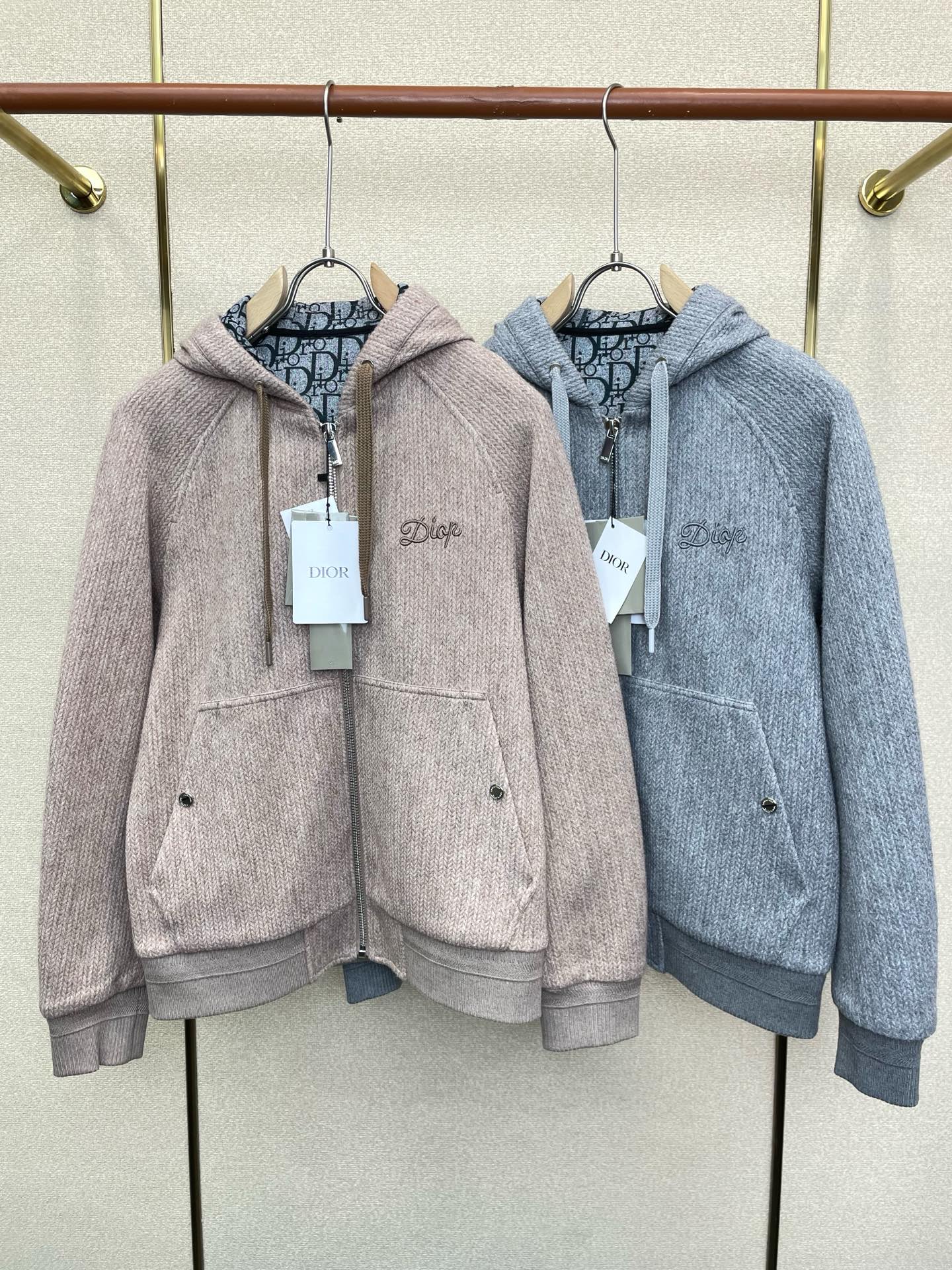 NO:919136,.Dior Dior exclusively provides new original men's casual hooded jackets. High-end customization. High-end version. Fashionable and versatile imported fabrics. Super soft and delicate feel. Skin-friendly and comfortable to wear. High-end boutique. The upper body is exquisitely made by the factory. A must-have item for men. Complete with three standards. Size M-3XL,, dior, dior, jackets & coats, hats,19860909.Dior迪奥独家专供新款原单男士休闲连帽夹克 高端定制 高端版本 时尚百搭爆款进口面料 手感超柔软细腻 穿着亲肤舒适 高端精品 代工厂精细做上身非常赞 男士必备单品 三标齐全 码数M-3XL,,dior,dior,jackets & coats,hats,,Men's clothing