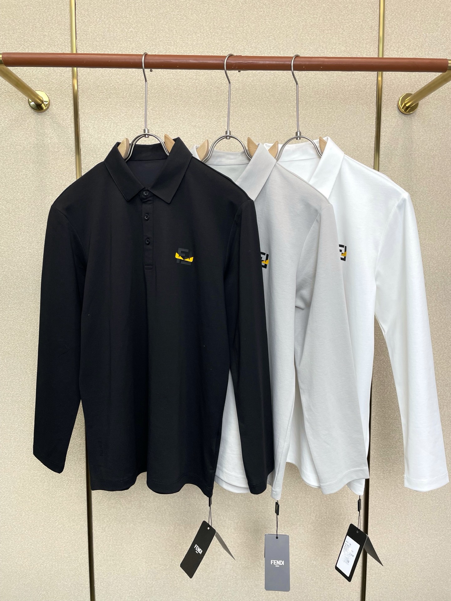 NO:917997,.FENDI Fendi exclusively provides new original men's casual long sleeves. High-end customization. High-end version. Fashionable and versatile imported fabrics. Super soft and delicate feel. Skin-friendly and comfortable to wear. High-end boutique. The upper body is exquisitely made by the OEM. A must-have item for men. Three complete standards. Size M-6XL,,fendi,fendi,19860909.FENDI芬迪独家专供新款原单男士休闲长袖 高端定制 高端版本 时尚百搭爆款进口面料 手感超柔软细腻 穿着亲肤舒适 高端精品 代工厂精细做上身非常赞 男士必备单品 三标齐全 码数M-6XL,,fendi,fendi,,Men's clothing
