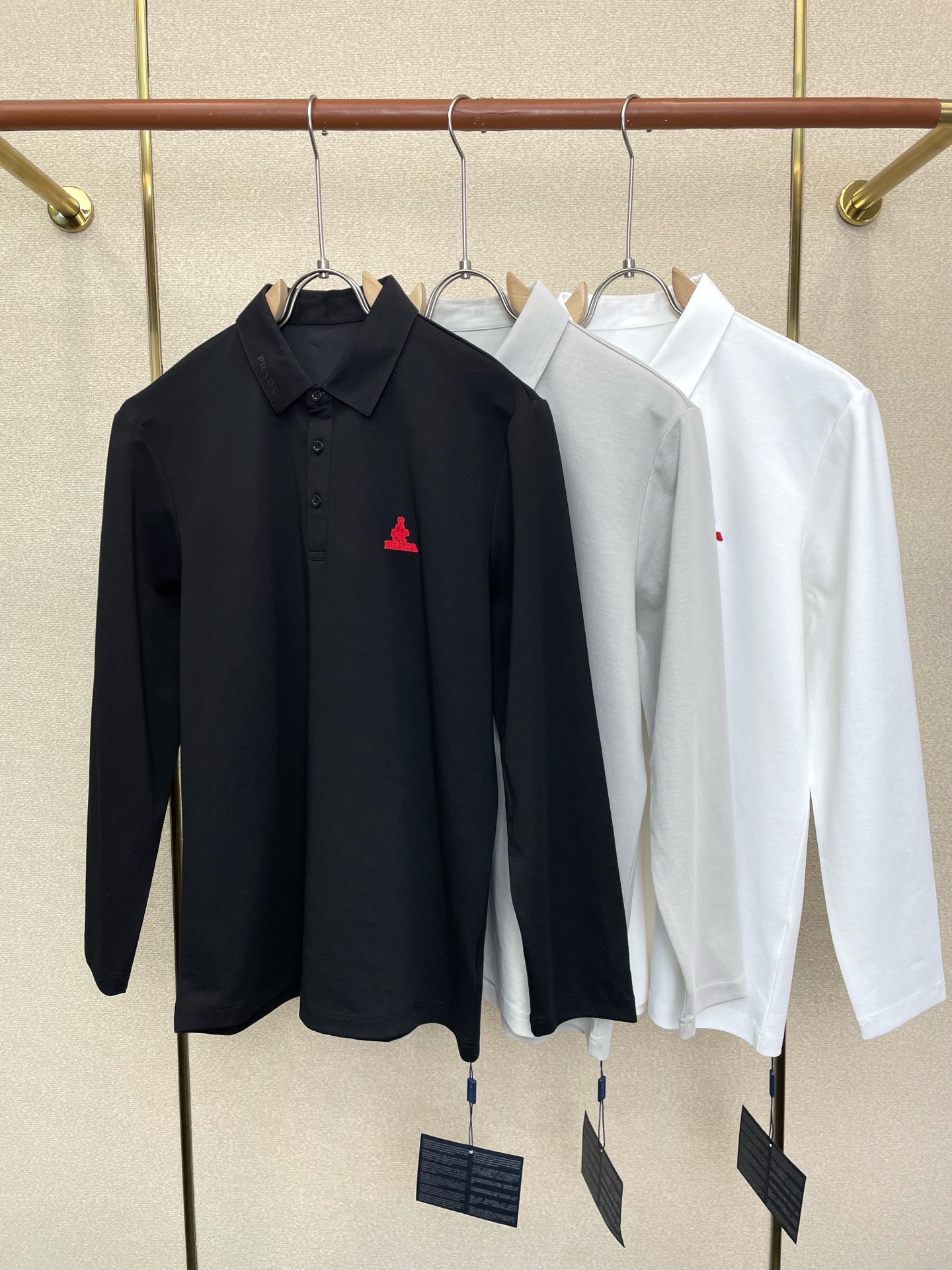 NO:919129,.Prada exclusively supplies new original men's casual long sleeves. High-end customization. High-end version. Fashionable and versatile imported fabrics. Super soft and delicate feel. Skin-friendly and comfortable to wear. High-end boutique. The upper body is exquisitely made by the factory. Men's must-have items. Three standards are complete. Size M-6XL,, prada, prada,19860909.Prada普拉达独家专供新款原单男士休闲长袖 高端定制 高端版本 时尚百搭爆款进口面料 手感超柔软细腻 穿着亲肤舒适 高端精品 代工厂精细做上身非常赞 男士必备单品 三标齐全 码数M-6XL,,prada,prada,,Men's clothing