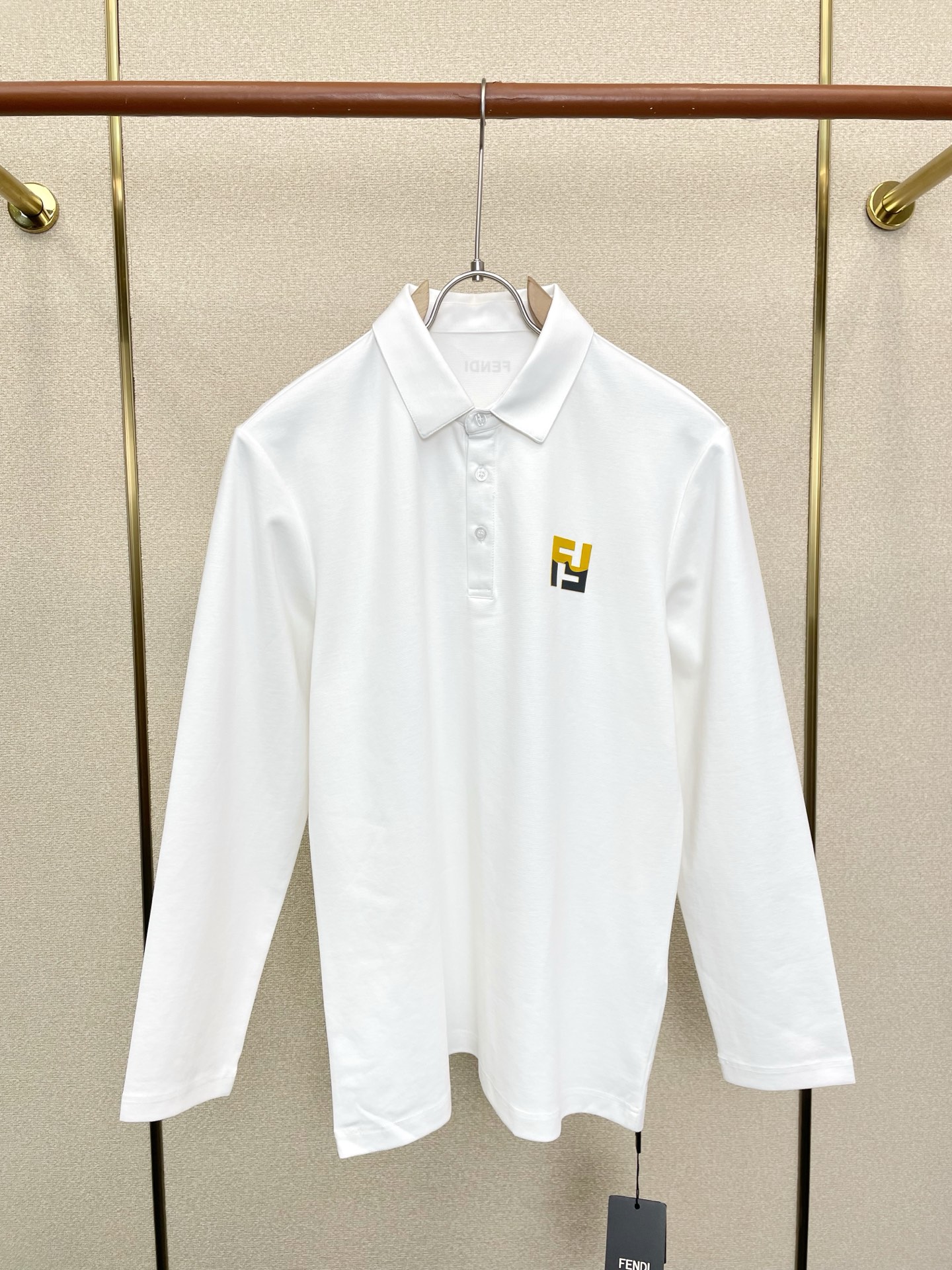 NO:919135,.FENDI Fendi exclusively provides new original men's casual long sleeves. High-end customization. High-end version. Fashionable and versatile imported fabrics. Super soft and delicate feel. Skin-friendly and comfortable to wear. High-end boutique. The upper body is exquisitely made by the OEM. A must-have item for men. Three complete standards. Size M-6XL,,fendi,fendi,19860909.FENDI芬迪独家专供新款原单男士休闲长袖 高端定制 高端版本 时尚百搭爆款进口面料 手感超柔软细腻 穿着亲肤舒适 高端精品 代工厂精细做上身非常赞 男士必备单品 三标齐全 码数M-6XL,,fendi,fendi,,Men's clothing