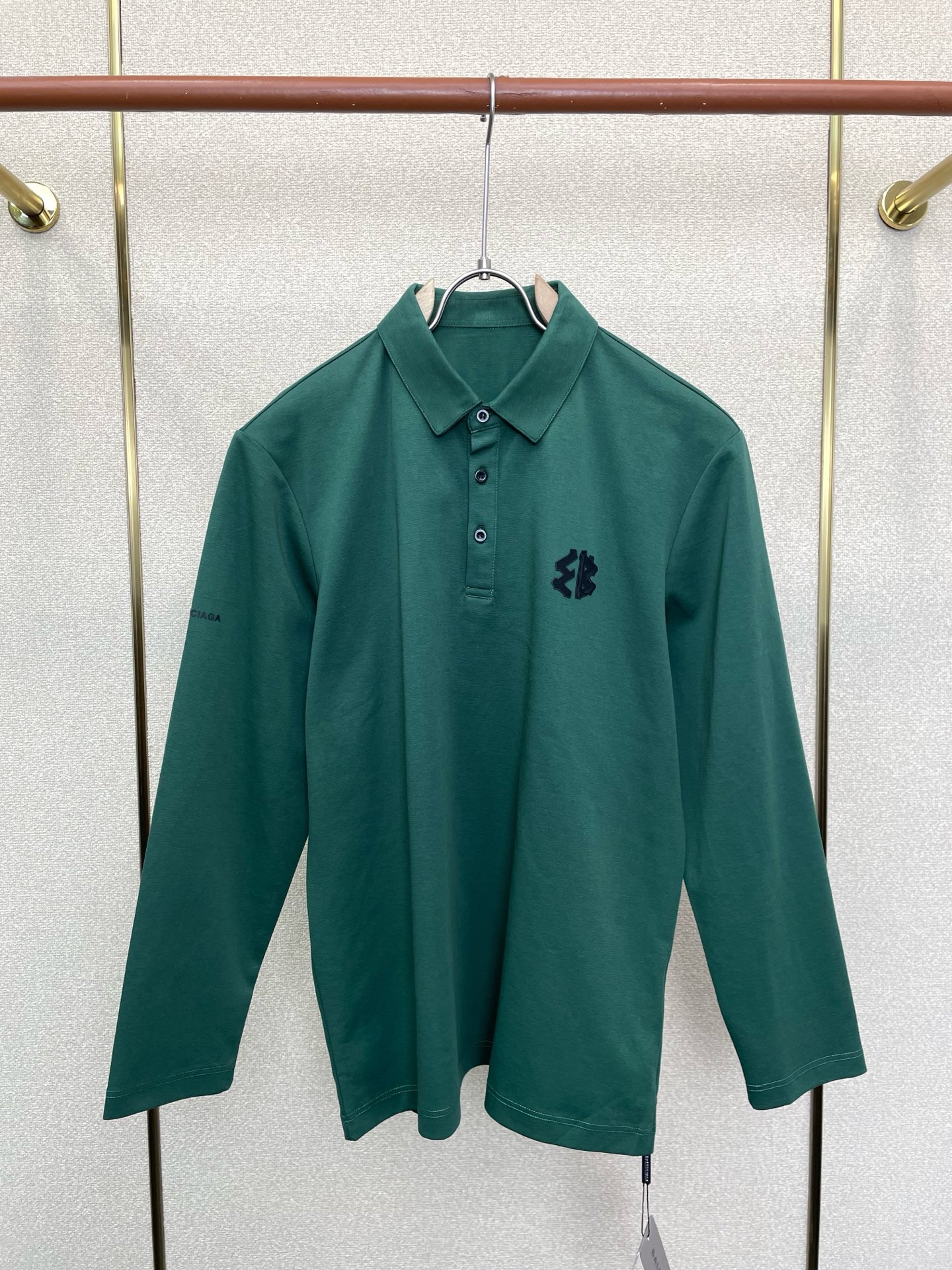 NO:919138,.Balenciaga exclusively supplies new original men's casual long sleeves. High-end customization. High-end version. Fashionable and versatile imported fabrics. Super soft and delicate feel. Skin-friendly and comfortable to wear. High-end boutique. The upper body is exquisitely made by the factory. A must-have item for men. Complete with three standards. Size M-6XL,,balenciaga,balenciaga,19860909.Balenciaga巴黎世家独家专供新款原单男士休闲长袖 高端定制 高端版本 时尚百搭爆款进口面料 手感超柔软细腻 穿着亲肤舒适 高端精品 代工厂精细做上身非常赞 男士必备单品 三标齐全 码数M-6XL,,balenciaga,balenciaga,,Men's clothing