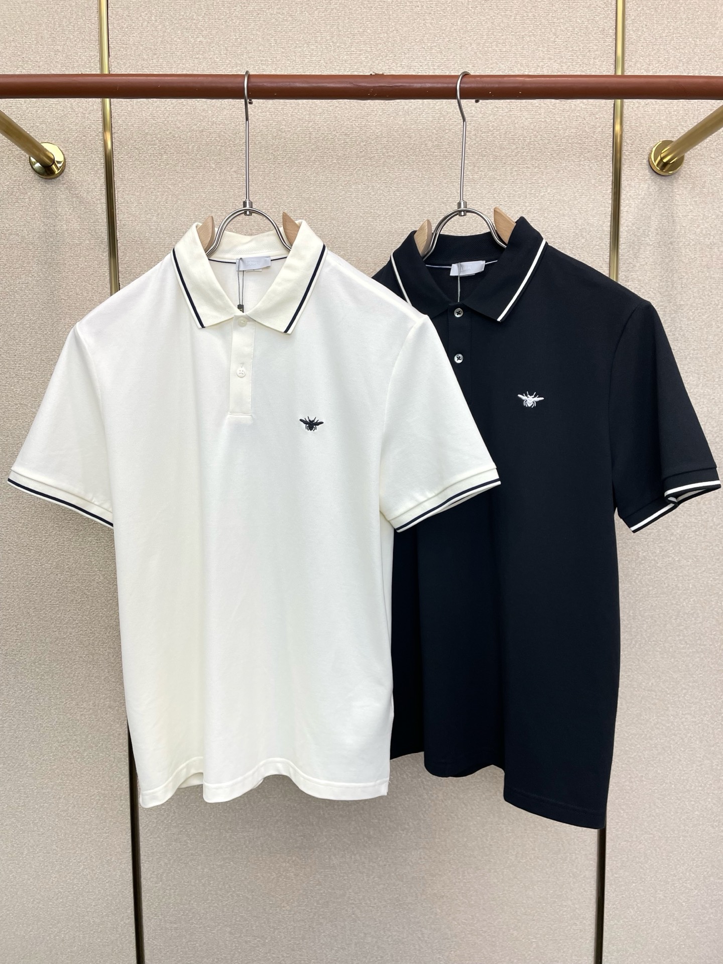 NO:919141,.Dior Dior exclusively provides new original men's casual short sleeves. High-end customization. High-end version. Fashionable and versatile imported fabrics. Super soft and delicate feel. Skin-friendly and comfortable to wear. High-end boutique. The upper body is exquisitely made by the factory. A must-have item for men. Complete with three standards. Size M-3XL, dior, dior, T-shirt,19860909.Dior迪奥独家专供新款原单男士休闲短袖 高端定制 高端版本 时尚百搭爆款进口面料 手感超柔软细腻 穿着亲肤舒适 高端精品 代工厂精细做上身非常赞 男士必备单品 三标齐全 码数M-3XL,,dior,dior,T-shirt,,Men's clothing