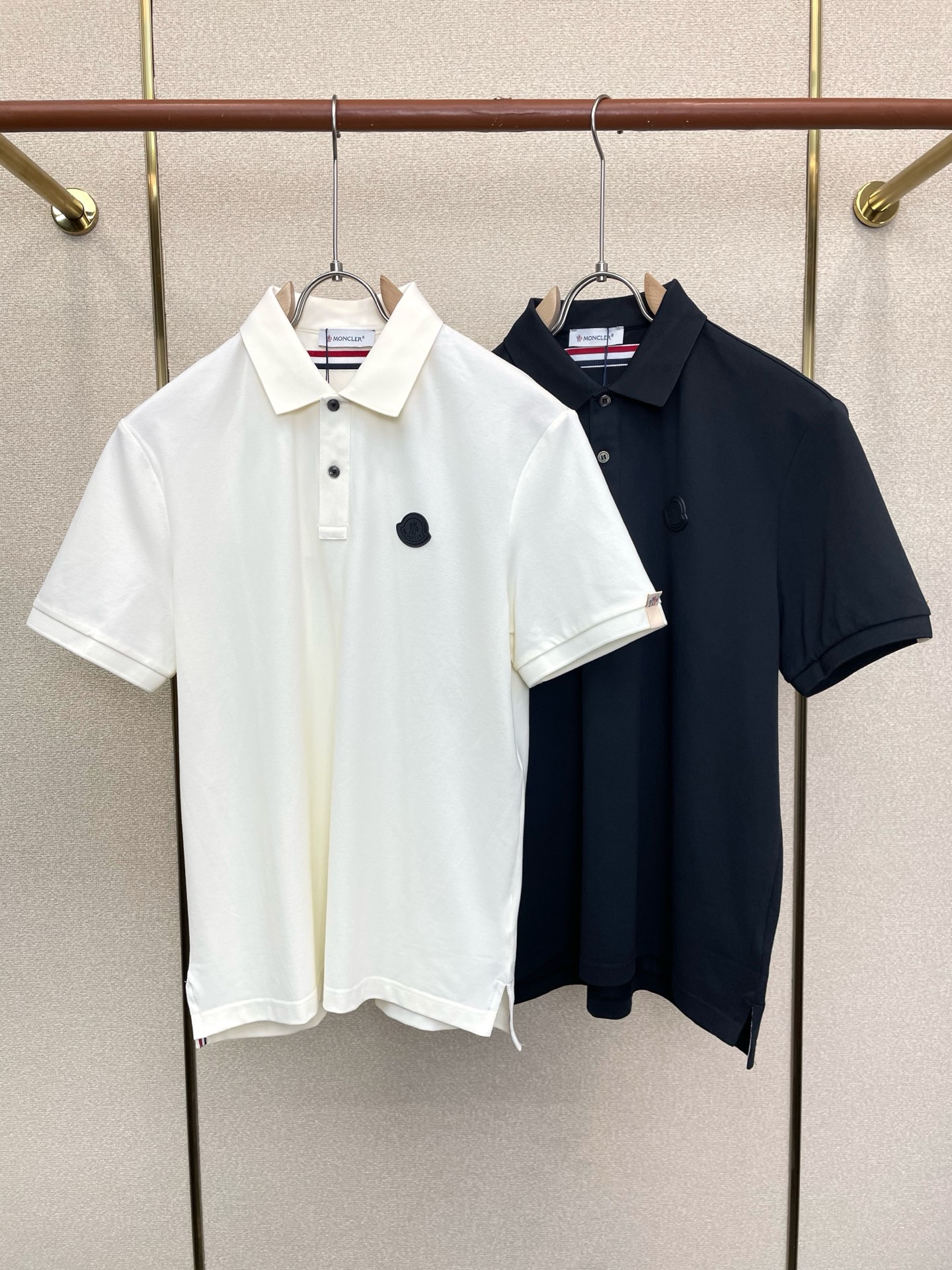 NO:919118,.Moncler Moncler Men's Men's Casual Short Sleeves are exclusively available for new models. High-end customization. High-end version. Fashionable and versatile imported fabrics. Super soft and delicate feel. Skin-friendly and comfortable to wear. High-end boutique. The upper body is finely made by the factory. It is a must-have item for men. Complete with three standards. Size M-3XL, Moncler, T-shirt,19860909.Moncler蒙口独家专供新款原单男士休闲短袖 高端定制 高端版本 时尚百搭爆款进口面料 手感超柔软细腻 穿着亲肤舒适 高端精品 代工厂精细做上身非常赞 男士必备单品 三标齐全 码数M-3XL,,Moncler,T-shirt,,Men's clothing