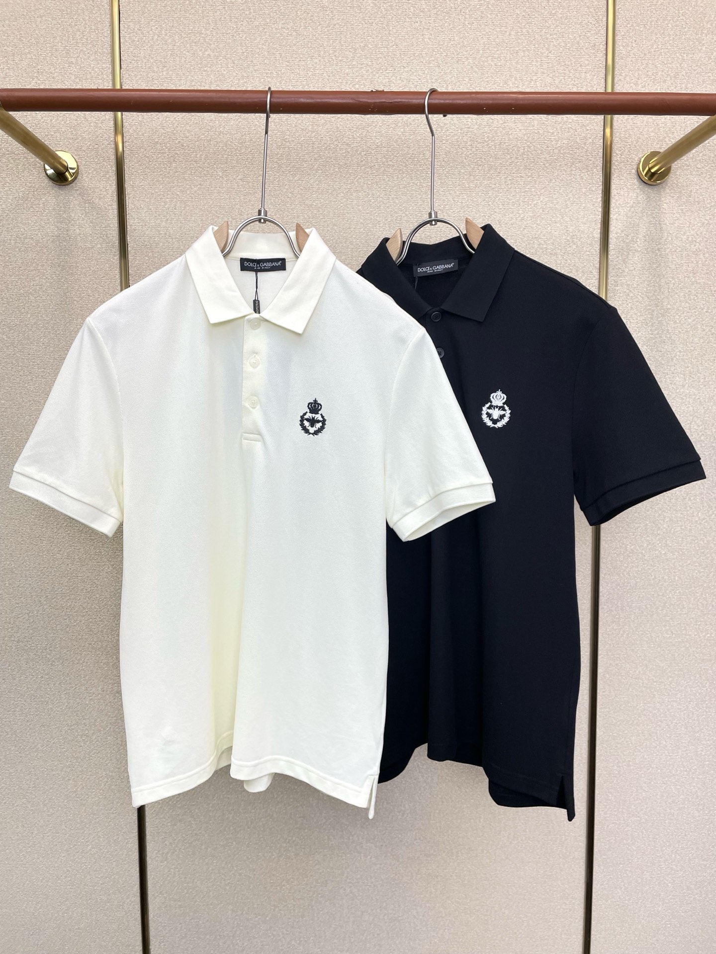 NO:919121,.Dolce&Gabbana exclusively supplies new original men's casual short sleeves. High-end customization. High-end version. Fashionable and versatile imported fabrics. Super soft and delicate feel. Skin-friendly and comfortable to wear. High-end boutique. The upper body is finely made by the factory. It is a must-have item for men. Three standards are complete. Size M-3XL,,Dolce&Gabbana,Dolce&Gabbana, T-shirt,19860909.Dolce&Gabbana杜嘉班纳独家专供新款原单男士休闲短袖 高端定制 高端版本 时尚百搭爆款进口面料 手感超柔软细腻 穿着亲肤舒适 高端精品 代工厂精细做上身非常赞 男士必备单品 三标齐全 码数M-3XL,,Dolce&Gabbana,Dolce&Gabbana,T-shirt,,Men's clothing