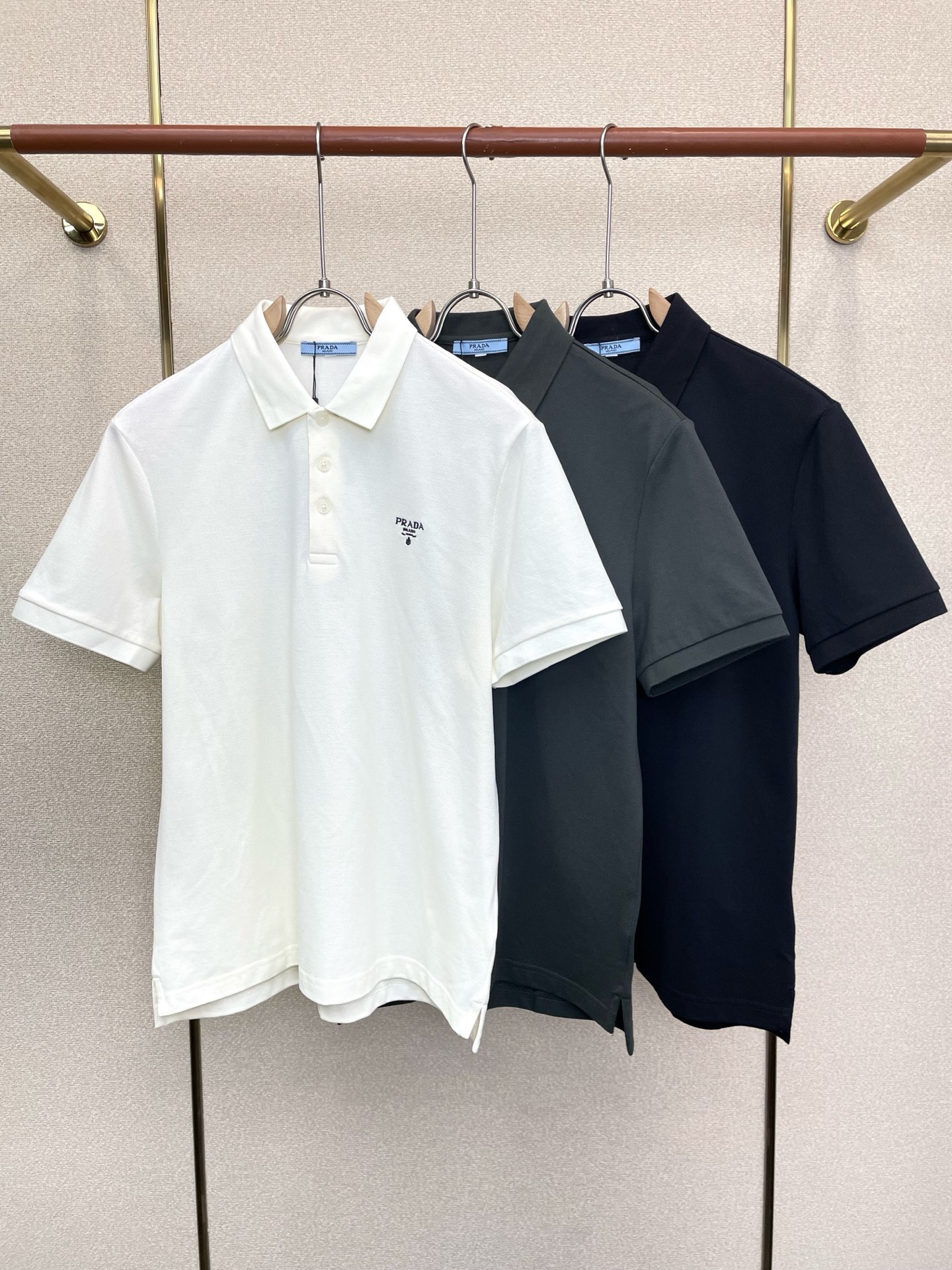 NO:919124,.Prada exclusively supplies new original men's casual short-sleeves. High-end customization. High-end version. Fashionable and versatile imported fabrics. Super soft and delicate feel. Skin-friendly and comfortable to wear. High-end boutique. The upper body is exquisitely made by the factory. A must-have item for men. Complete with three standards. Size M-3XL, prada, prada, T-shirt,19860909.Prada普拉达独家专供新款原单男士休闲短袖 高端定制 高端版本 时尚百搭爆款进口面料 手感超柔软细腻 穿着亲肤舒适 高端精品 代工厂精细做上身非常赞 男士必备单品 三标齐全 码数M-3XL,,prada,prada,T-shirt,,Men's clothing