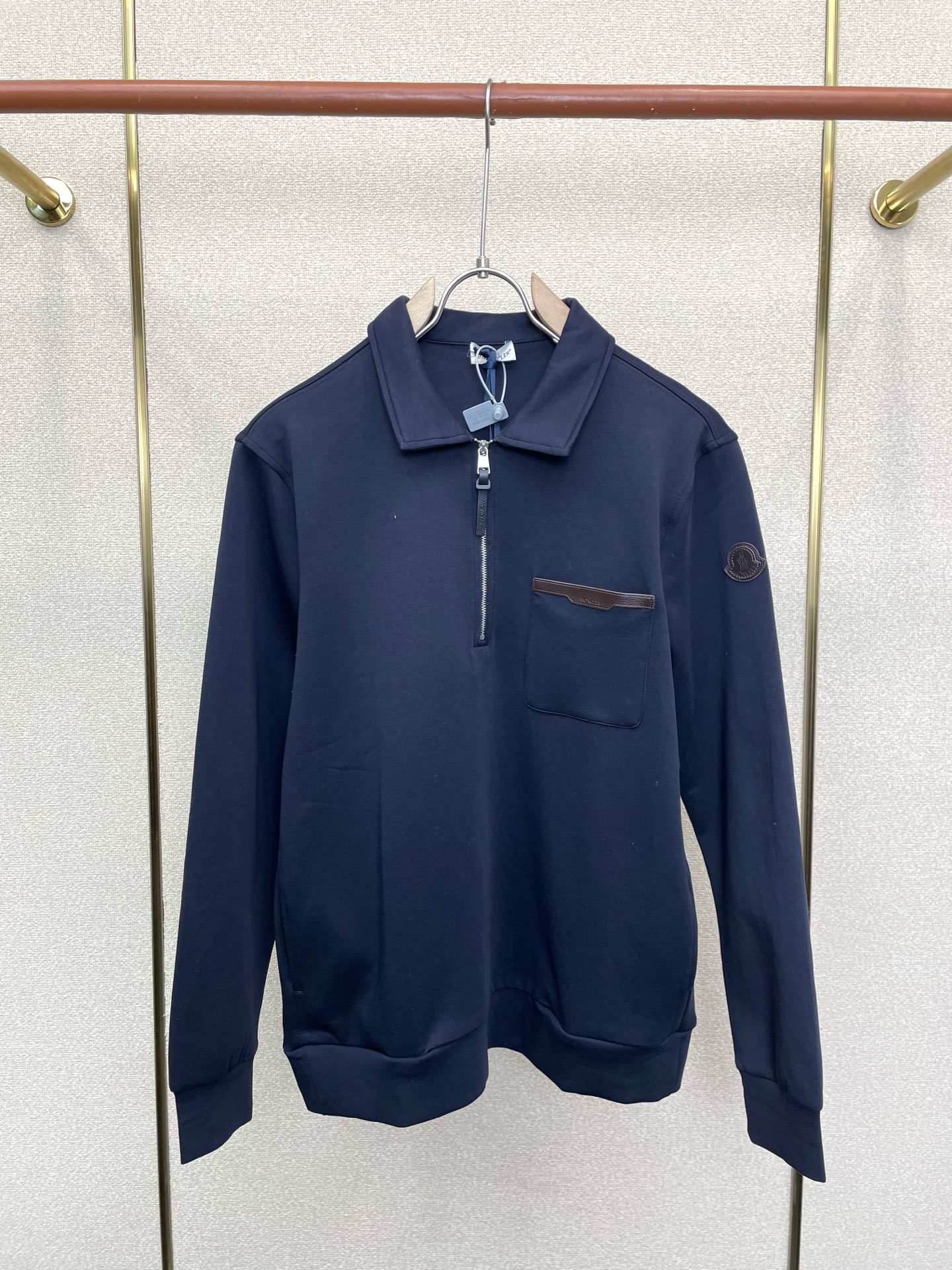 NO:919145,.Moncler exclusively offers new original men's casual sweatshirts, half-zip sweatshirts, high-end customization, high-end versions, fashionable and versatile, popular imported fabrics, super soft and delicate to the touch, skin-friendly and comfortable to wear, high-end boutique, the upper body is exquisitely made by the OEM, a must-have item for men, complete with three standards, size S-XL,, Moncler, hoodie, sweatshirts,19860909.Moncler蒙口独家专供新款原单男士休闲卫衣 半拉链卫衣 高端定制 高端版本 时尚百搭爆款进口面料 手感超柔软细腻 穿着亲肤舒适 高端精品 代工厂精细做上身非常赞 男士必备单品 三标齐全 码数S-XL,,Moncler,hoodie,sweatshirts,,Men's clothing