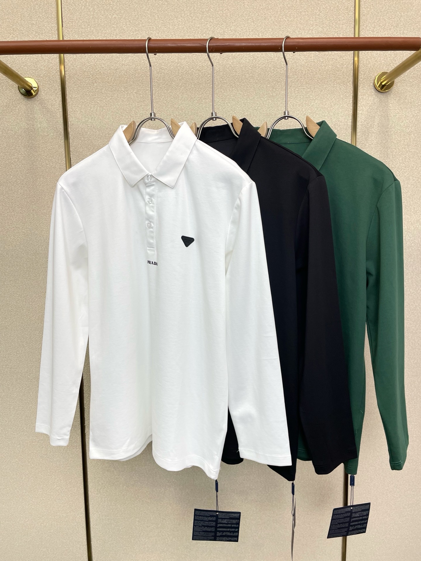 NO:937588,.Prada is a must-have new model of original men's casual long sleeves. High-end customization. High-end version. Fashionable and versatile imported fabrics. Super soft and delicate feel. Skin-friendly and comfortable to wear. High-end boutique. The upper body is exquisitely made by the factory. A must-have item for men. Three complete standards. Size M-6XL,, prada, prada,19860909.Prada普拉达砸锅卖铁都要上的新款新款原单男士休闲长袖 高端定制 高端版本 时尚百搭爆款进口面料 手感超柔软细腻 穿着亲肤舒适 高端精品 代工厂精细做上身非常赞 男士必备单品 三标齐全 码数M-6XL,,prada,prada,,Men's clothing