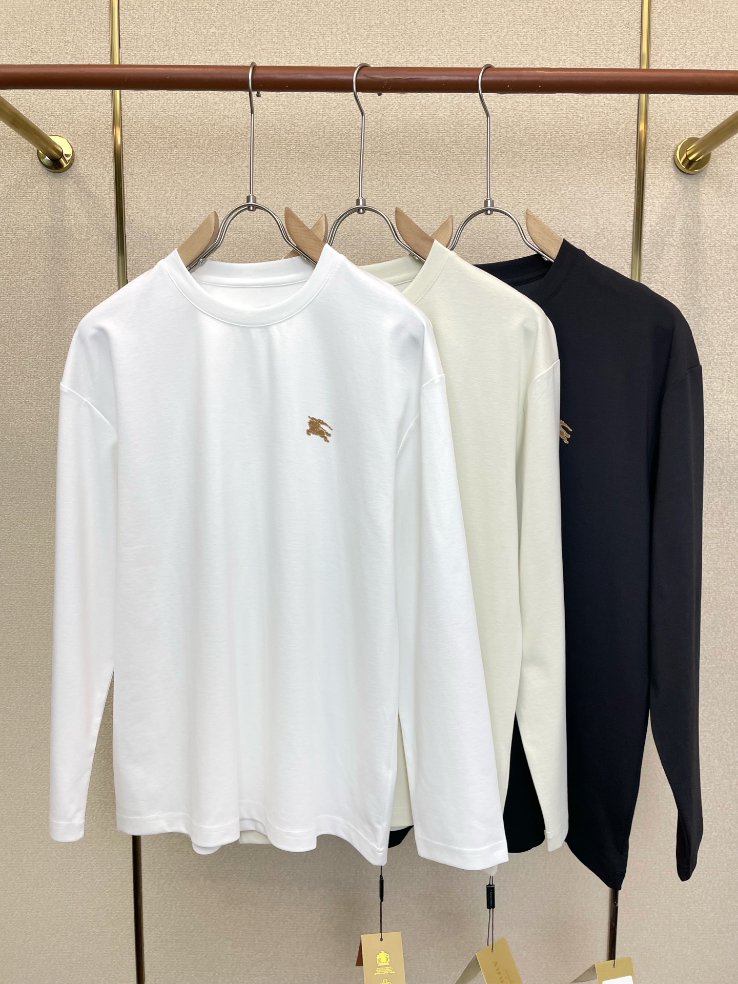 NO:937565,.Burberry's new and popular original men's casual long-sleeve, high-end customization, high-end version, fashionable and versatile, popular imported fabrics, super soft and delicate to the touch, skin-friendly and comfortable to wear, high-end boutique, exquisite upper body made by the factory, very good, a must-have item for men, complete with three standards, size M-6XL,, burberry, burberry,19860909.Burberry巴宝莉砸锅卖铁都要上的新款新款原单男士休闲长袖 高端定制 高端版本 时尚百搭爆款进口面料 手感超柔软细腻 穿着亲肤舒适 高端精品 代工厂精细做上身非常赞 男士必备单品 三标齐全 码数M-6XL,,burberry,burberry,,Men's clothing