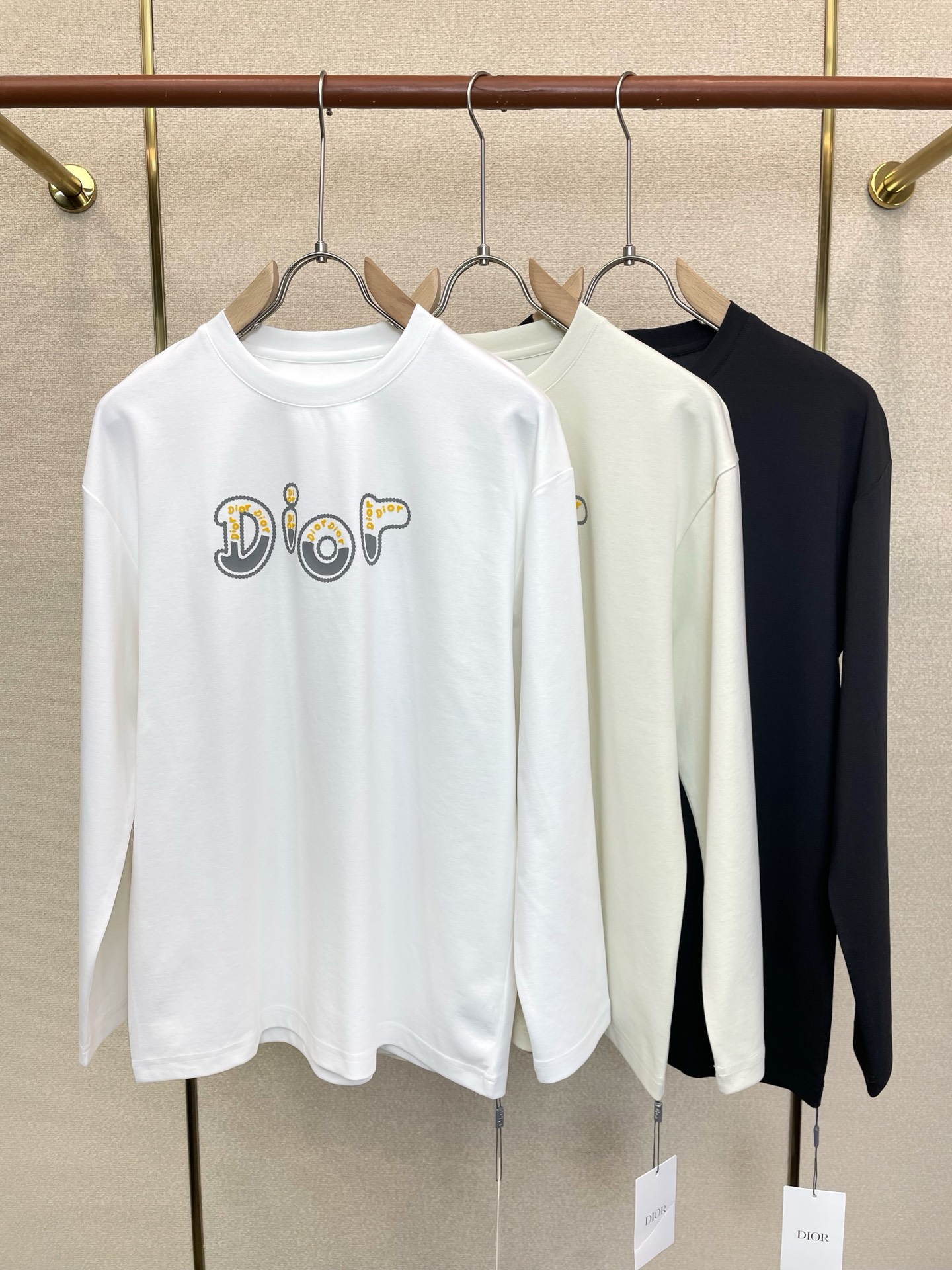 NO:937568,.Dior Dior’s new and popular new original men’s casual long-sleeve high-end customization high-end version fashionable and versatile imported fabrics super soft and delicate feel skin-friendly and comfortable to wear high-end boutique factory finely made upper body is very good men’s must-have items complete with three standards code size M-6XL, dior, dior,19860909.Dior迪奥砸锅卖铁都要上的新款新款原单男士休闲长袖 高端定制 高端版本 时尚百搭爆款进口面料 手感超柔软细腻 穿着亲肤舒适 高端精品 代工厂精细做上身非常赞 男士必备单品 三标齐全 码数M-6XL,,dior,dior,,Men's clothing