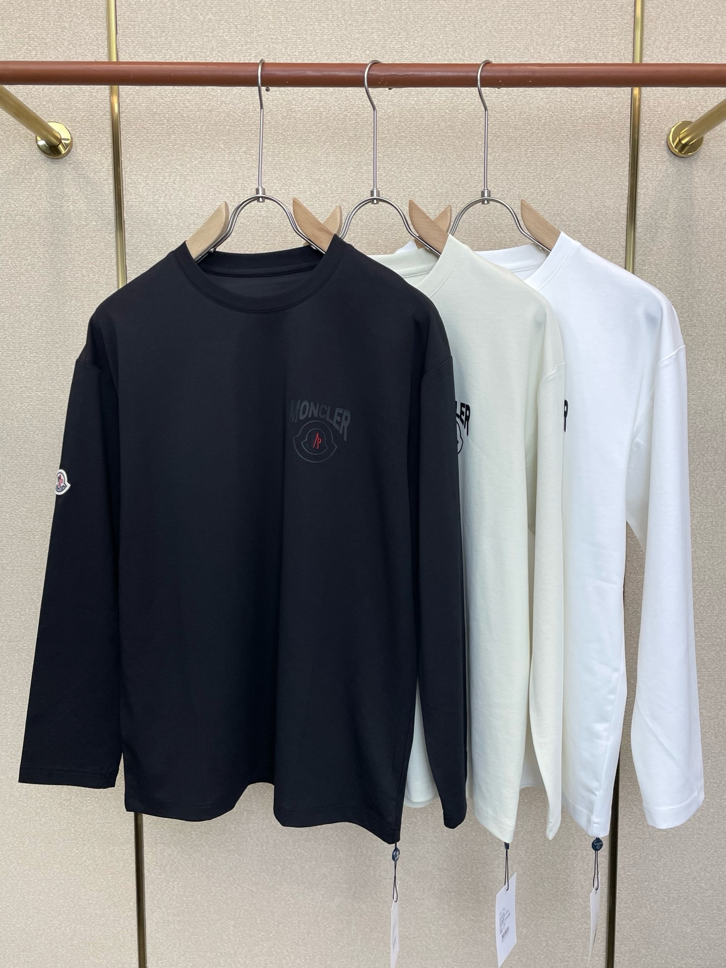 NO:937571,.Moncler’s new and original men’s casual long-sleeved long-sleeved item is a must-have. High-end customization. High-end version. Fashionable and versatile imported fabrics. Super soft and delicate feel. Skin-friendly and comfortable to wear. High-end boutique. The upper body is finely made by the factory. It’s a must-have item for men. Three complete standards. Size M-6XL, Moncler,19860909.Moncler蒙口砸锅卖铁都要上的新款新款原单男士休闲长袖 高端定制 高端版本 时尚百搭爆款进口面料 手感超柔软细腻 穿着亲肤舒适 高端精品 代工厂精细做上身非常赞 男士必备单品 三标齐全 码数M-6XL,,Moncler,,Men's clothing
