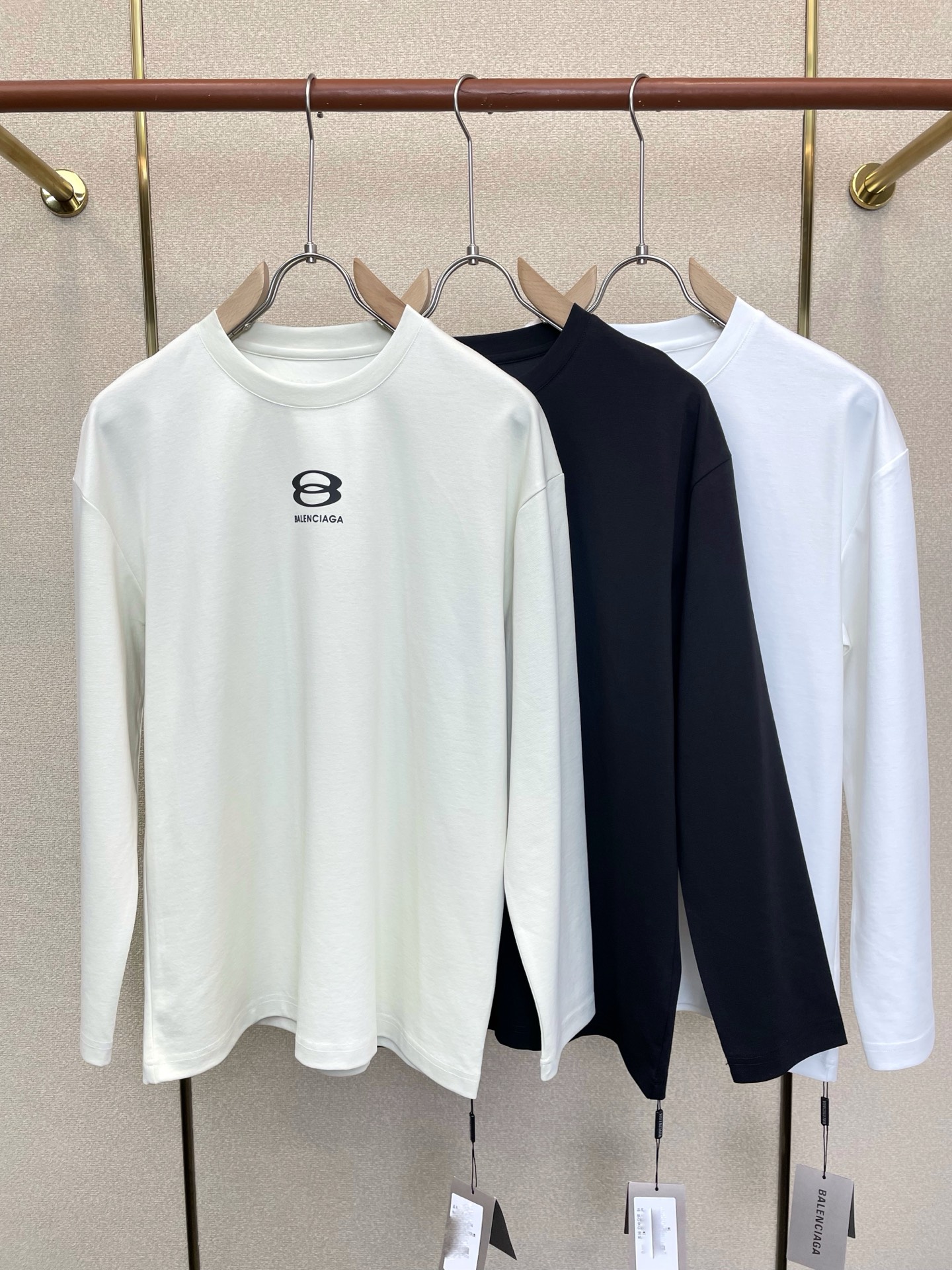 NO:937574,.Balenciaga is a must-have new style original men's casual long sleeves. High-end customization. High-end version. Fashionable and versatile imported fabrics. Super soft and delicate feel. Skin-friendly and comfortable to wear. High-end boutique. The upper body is exquisitely made by the factory. A must-have item for men. Three complete standards. Size M-6XL,,balenciaga,balenciaga,19860909.Balenciaga巴黎世家砸锅卖铁都要上的新款新款原单男士休闲长袖 高端定制 高端版本 时尚百搭爆款进口面料 手感超柔软细腻 穿着亲肤舒适 高端精品 代工厂精细做上身非常赞 男士必备单品 三标齐全 码数M-6XL,,balenciaga,balenciaga,,Men's clothing