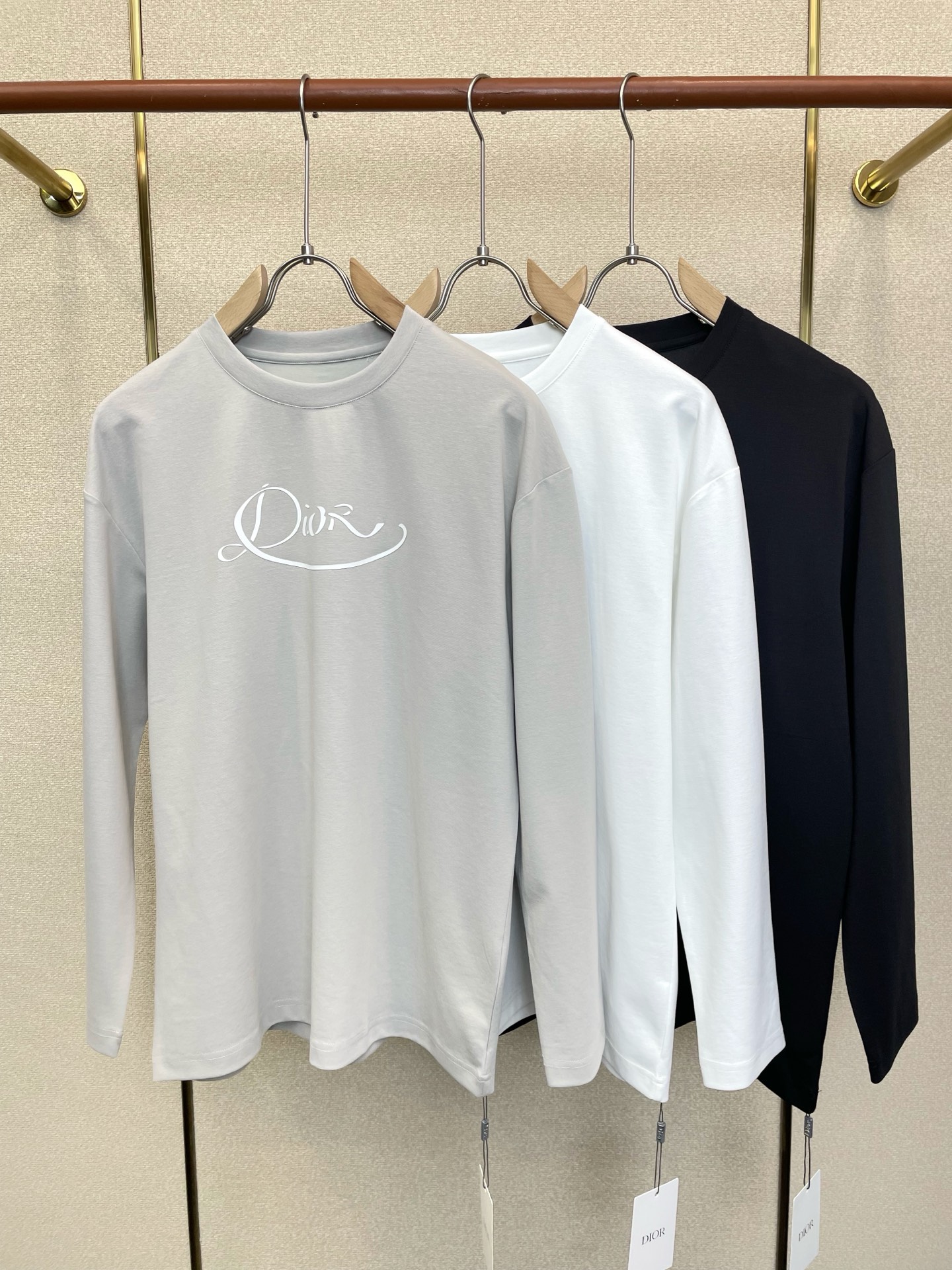 NO:937577,.Dior Dior’s new and popular new original men’s casual long-sleeve high-end customization high-end version fashionable and versatile imported fabrics super soft and delicate feel skin-friendly and comfortable to wear high-end boutique factory finely made upper body is very good men’s must-have items complete with three standards code size M-6XL, dior, dior,19860909.Dior迪奥砸锅卖铁都要上的新款新款原单男士休闲长袖 高端定制 高端版本 时尚百搭爆款进口面料 手感超柔软细腻 穿着亲肤舒适 高端精品 代工厂精细做上身非常赞 男士必备单品 三标齐全 码数M-6XL,,dior,dior,,Men's clothing