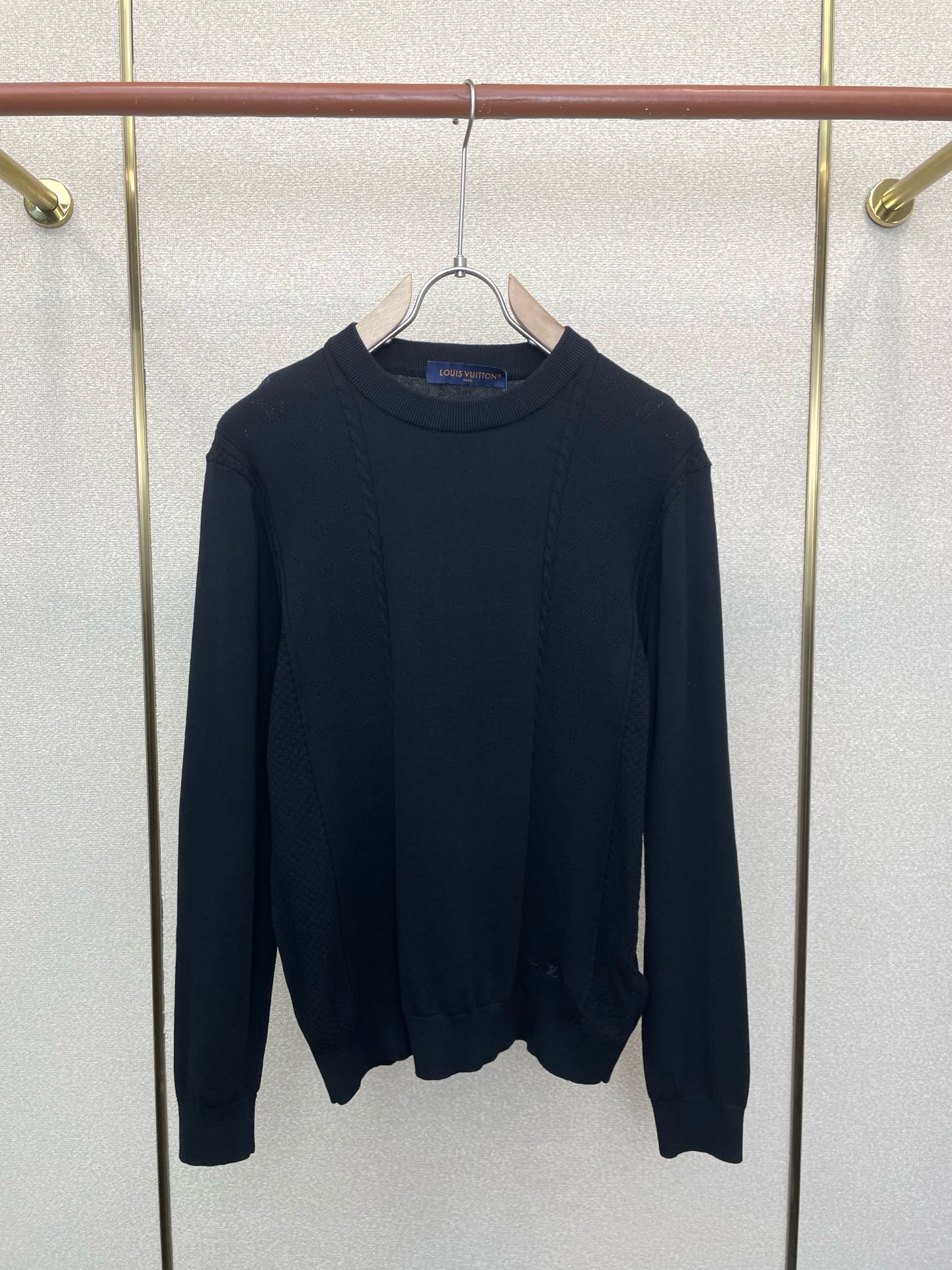 NO:937580,.Louis Vuitton’s new style knitted sweaters that are sold at every corner of the store are breathable, comfortable and casual!  Full of high-end feel!  The details are exquisite and high-end, and the workmanship is impeccable!  The original high-end version is very high-end!  The fabric is soft, delicate and comfortable, moisture-absorbent, quick-drying and breathable, neat and stylish. Sizes S-XL, Louis Vuitton, Louis Vuitton,19860909.Louis Vuitton路易威登砸锅卖铁都要上的新款新款专柜同款针织衫 透气舒适休闲！高级感满满！细节精致高档,做工无可挑剔！原版高端很显高级！面料柔软细腻舒适 吸湿速干透气,利落有型.码数S-XL,,louis vuitton,louis vuitton,,Men's clothing