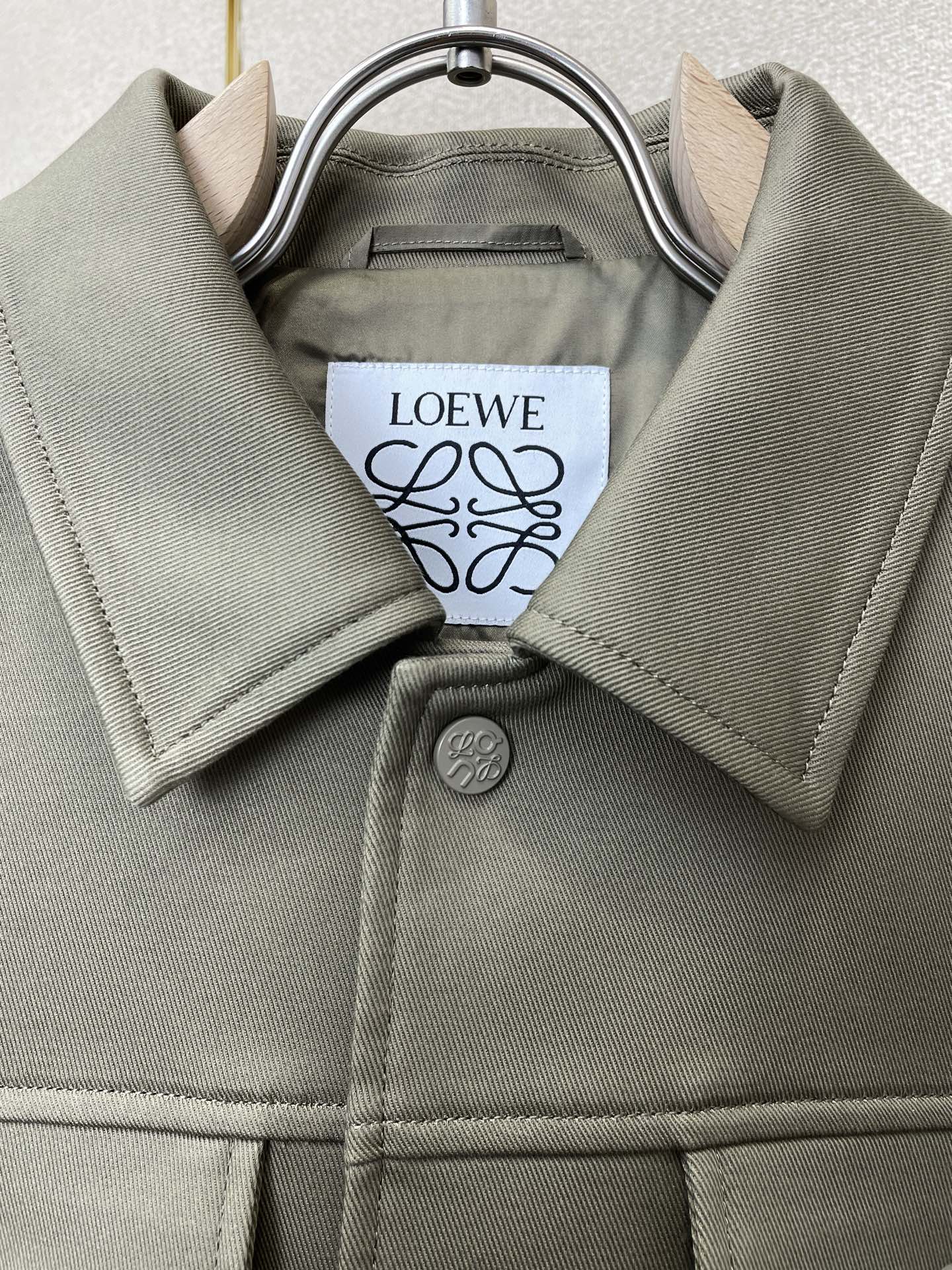 LOEWE罗意威💥砸锅卖铁都要上的新款新款原单男士休闲翻领夹克外套 高端定制 高端版本 时尚百搭爆款⚠️⚠️✨✨进口面料 LOEWE罗意威💥砸锅卖铁都要上的新款新款原单男士休闲翻领夹克外套 高端定制 高端版本 时尚百搭爆款⚠️⚠️✨✨进口面料