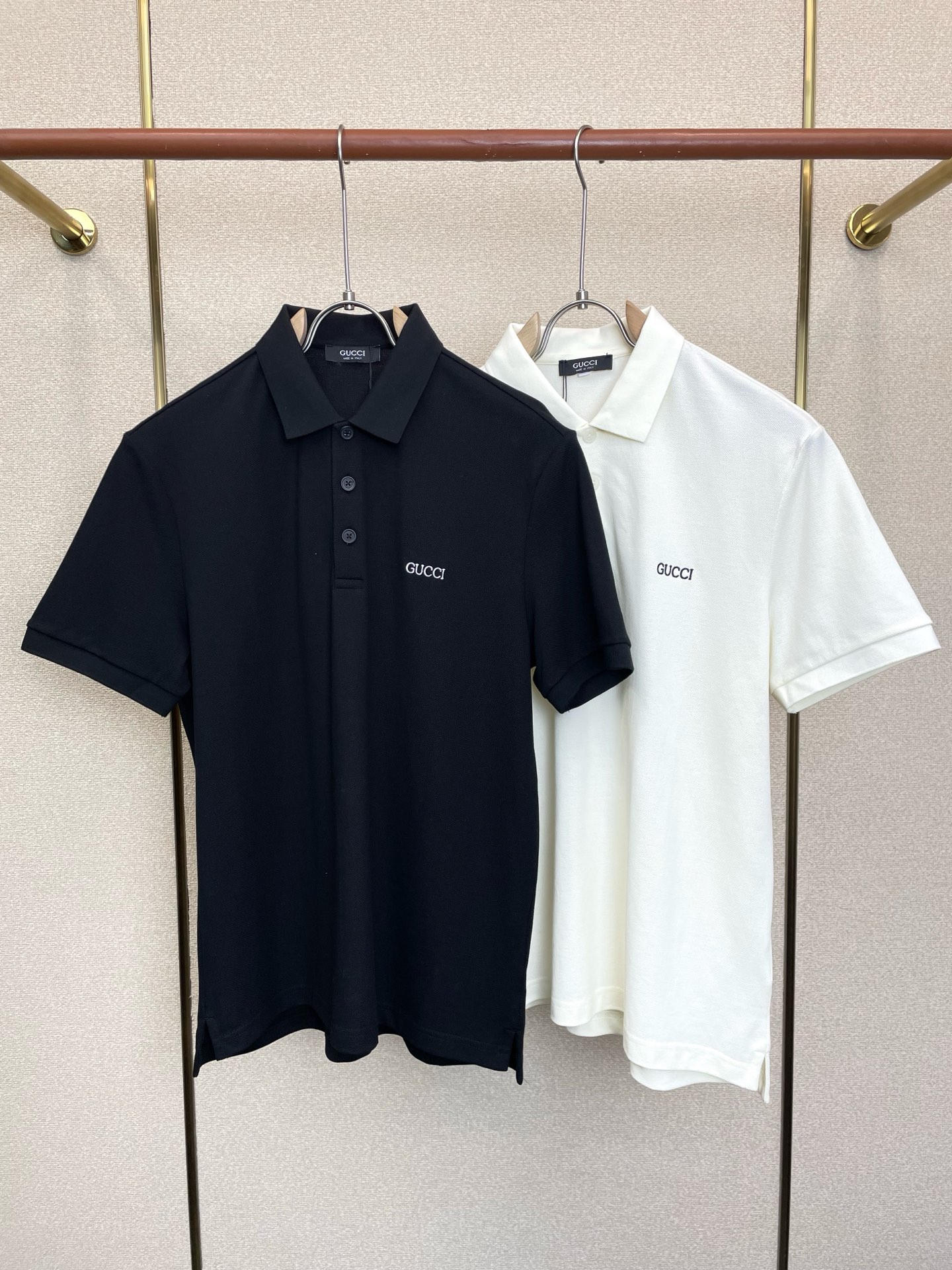 NO:938382,.Gucci Gucci's new and popular men's casual short-sleeved original items, high-end customization, high-end version, fashionable and versatile imported fabrics, super soft and delicate to the touch, skin-friendly and comfortable to wear, high-end boutique, the upper body is exquisitely made by the OEM, a must-have item for men, complete with three standards, size M-3XL,, gucci, gucci, T-shirt,19860909.Gucci古驰砸锅卖铁都要上的新款新款原单男士休闲短袖 高端定制 高端版本 时尚百搭爆款进口面料 手感超柔软细腻 穿着亲肤舒适 高端精品 代工厂精细做上身非常赞 男士必备单品 三标齐全 码数M-3XL,,gucci,gucci,T-shirt,,Men's clothing