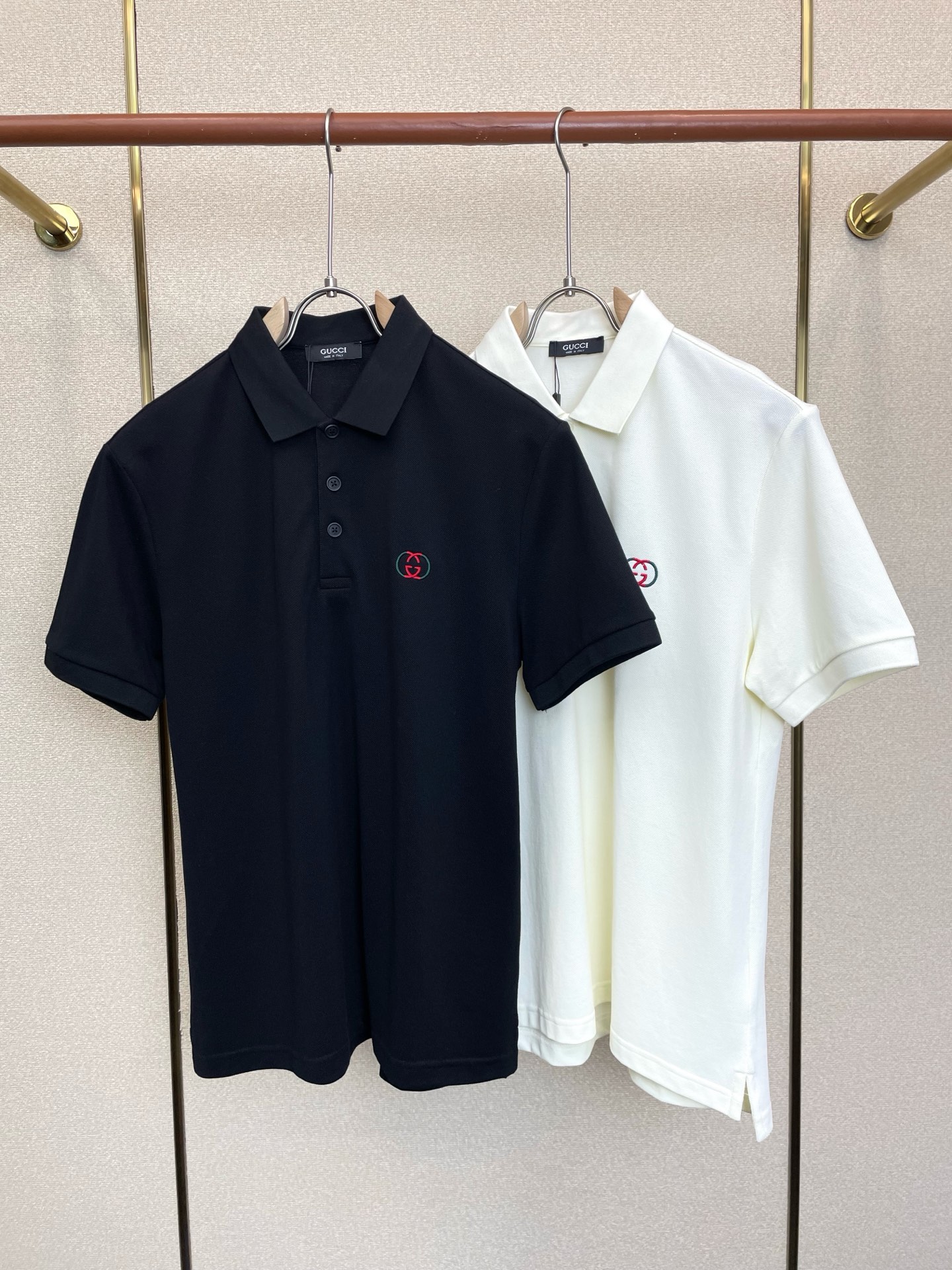 NO:938400,.Gucci Gucci's new and popular men's casual short-sleeved original items, high-end customization, high-end version, fashionable and versatile imported fabrics, super soft and delicate to the touch, skin-friendly and comfortable to wear, high-end boutique, the upper body is exquisitely made by the OEM, a must-have item for men, complete with three standards, size M-3XL,, gucci, gucci, T-shirt,19860909.Gucci古驰砸锅卖铁都要上的新款新款原单男士休闲短袖 高端定制 高端版本 时尚百搭爆款进口面料 手感超柔软细腻 穿着亲肤舒适 高端精品 代工厂精细做上身非常赞 男士必备单品 三标齐全 码数M-3XL,,gucci,gucci,T-shirt,,Men's clothing