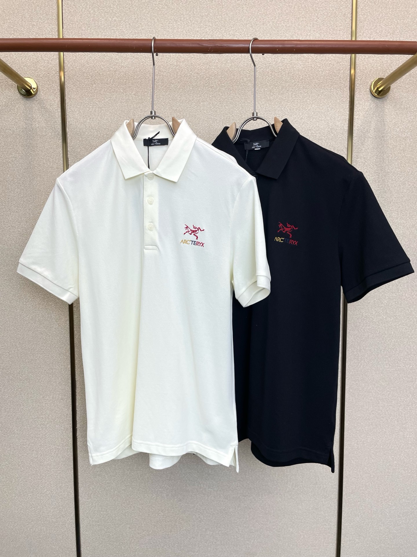 NO:938402,.Arc’teryx’s new and popular men’s casual short-sleeved originals. High-end customization. High-end version. Fashionable and versatile imported fabrics. Super soft and delicate feel. Skin-friendly and comfortable to wear. High-end boutique. The upper body is exquisitely made by the OEM. A must-have item for men. Three complete standards. Size M-3XL, arc’teryx, T-shirt,19860909.Arc’teryx始祖鸟砸锅卖铁都要上的新款新款原单男士休闲短袖 高端定制 高端版本 时尚百搭爆款进口面料 手感超柔软细腻 穿着亲肤舒适 高端精品 代工厂精细做上身非常赞 男士必备单品 三标齐全 码数M-3XL,arc'teryx,T-shirt,,Men's clothing