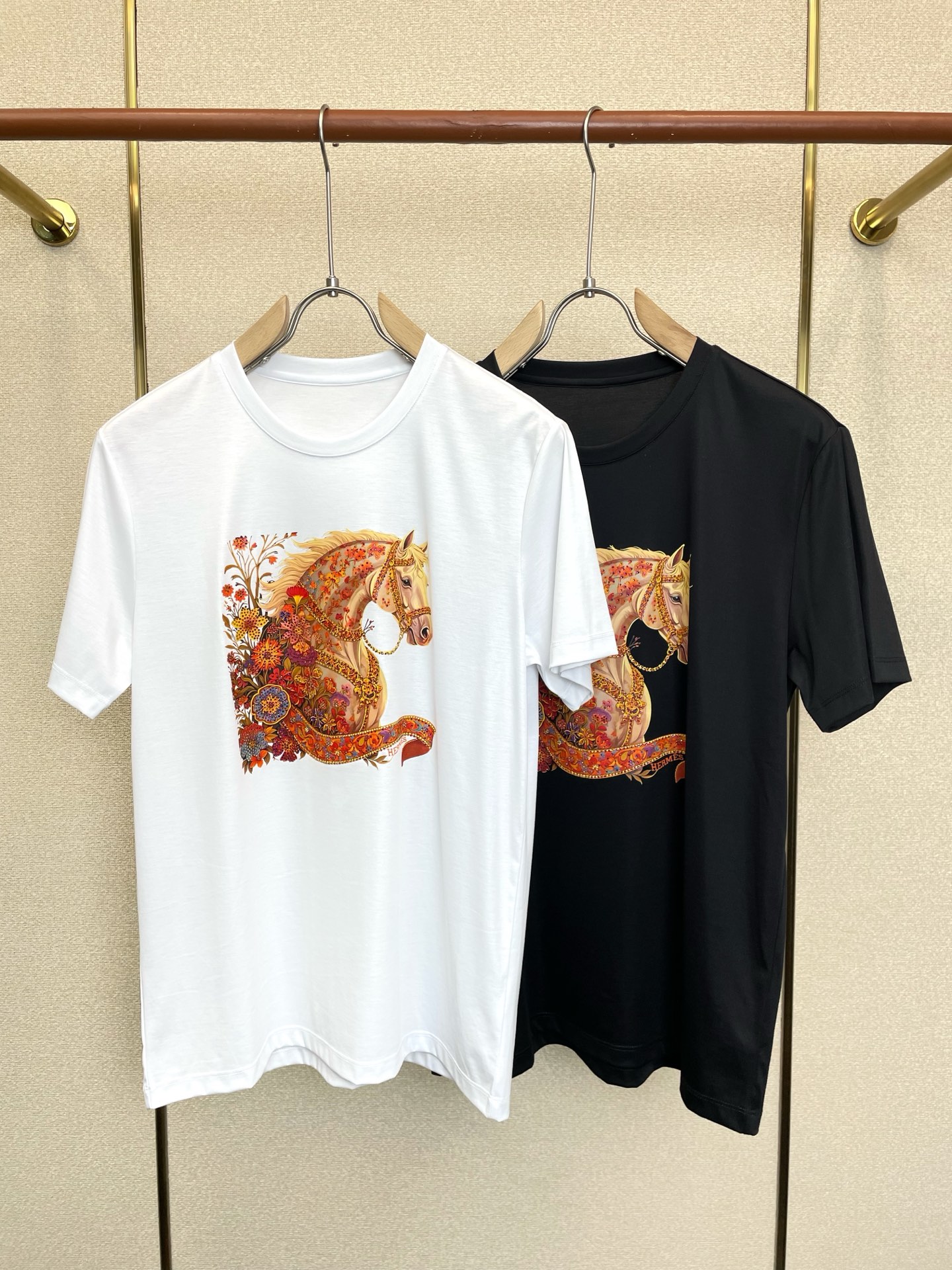 NO:938395,.Hermès is a must-have new model of original men's casual short-sleeves. High-end customization. High-end version. Fashionable and versatile imported fabrics. Super soft and delicate feel. Skin-friendly and comfortable to wear. High-end boutique. The upper body is exquisitely made by the factory. A must-have item for men. Three complete standards. Size M-6XL,, hermes, hermes, T-shirt,19860909.Hermès爱马仕砸锅卖铁都要上的新款新款原单男士休闲短袖 高端定制 高端版本 时尚百搭爆款进口面料 手感超柔软细腻 穿着亲肤舒适 高端精品 代工厂精细做上身非常赞 男士必备单品 三标齐全 码数M-6XL,,hermes,hermes,T-shirt,,Men's clothing