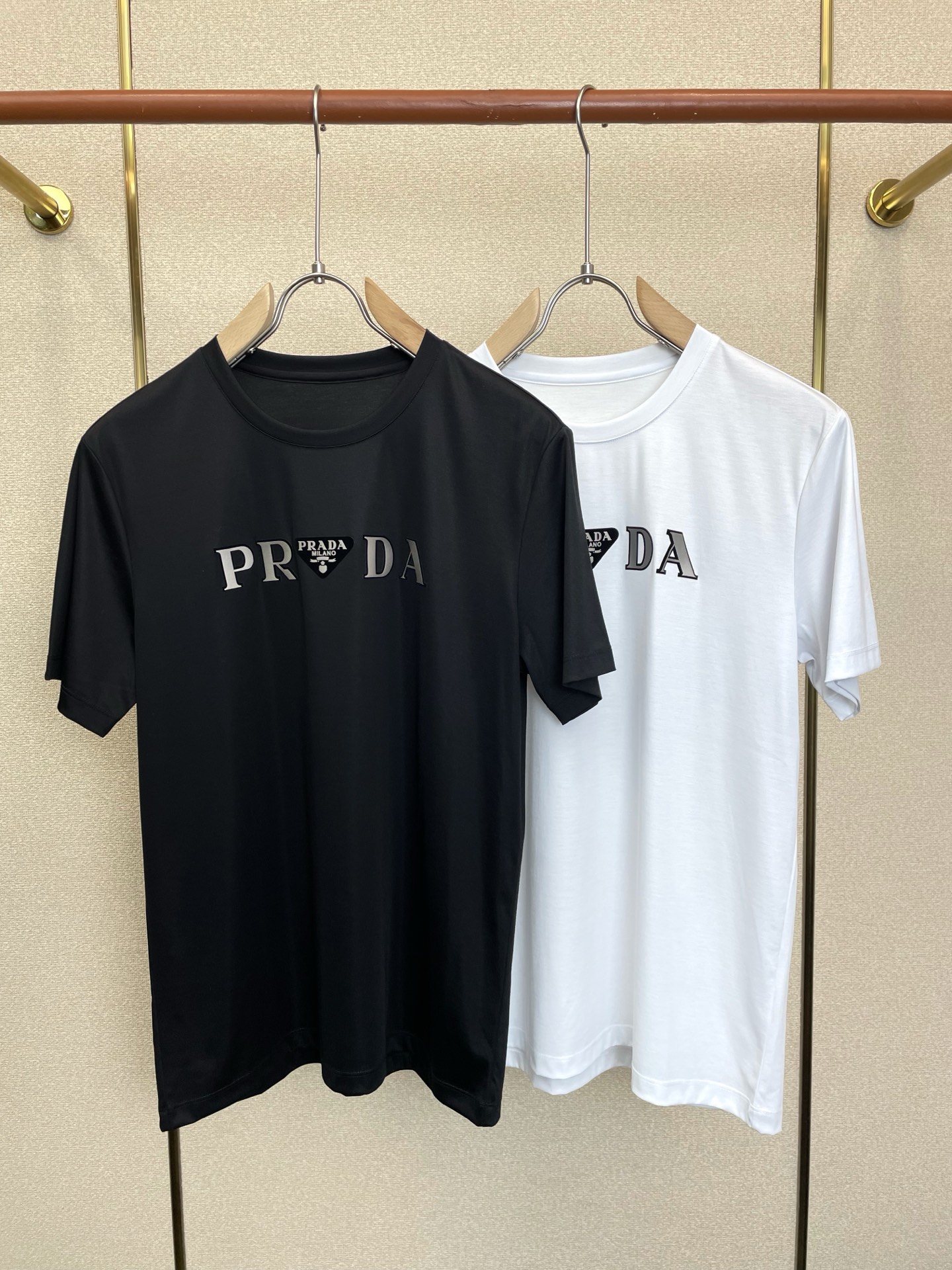 NO:937617,.Prada exclusively supplies new original men's casual short sleeves. High-end customization. High-end version. Fashionable and versatile imported fabrics. Super soft and delicate feel. Skin-friendly and comfortable to wear. High-end boutique. The upper body is exquisitely made by the factory. Men's must-have items. Three standards are complete. Size M-6XL, prada, prada, T-shirt,19860909.Prada普拉达独家专供新款原单男士休闲短袖 高端定制 高端版本 时尚百搭爆款进口面料 手感超柔软细腻 穿着亲肤舒适 高端精品 代工厂精细做上身非常赞 男士必备单品 三标齐全 码数M-6XL,,prada,prada,T-shirt,,Men's clothing