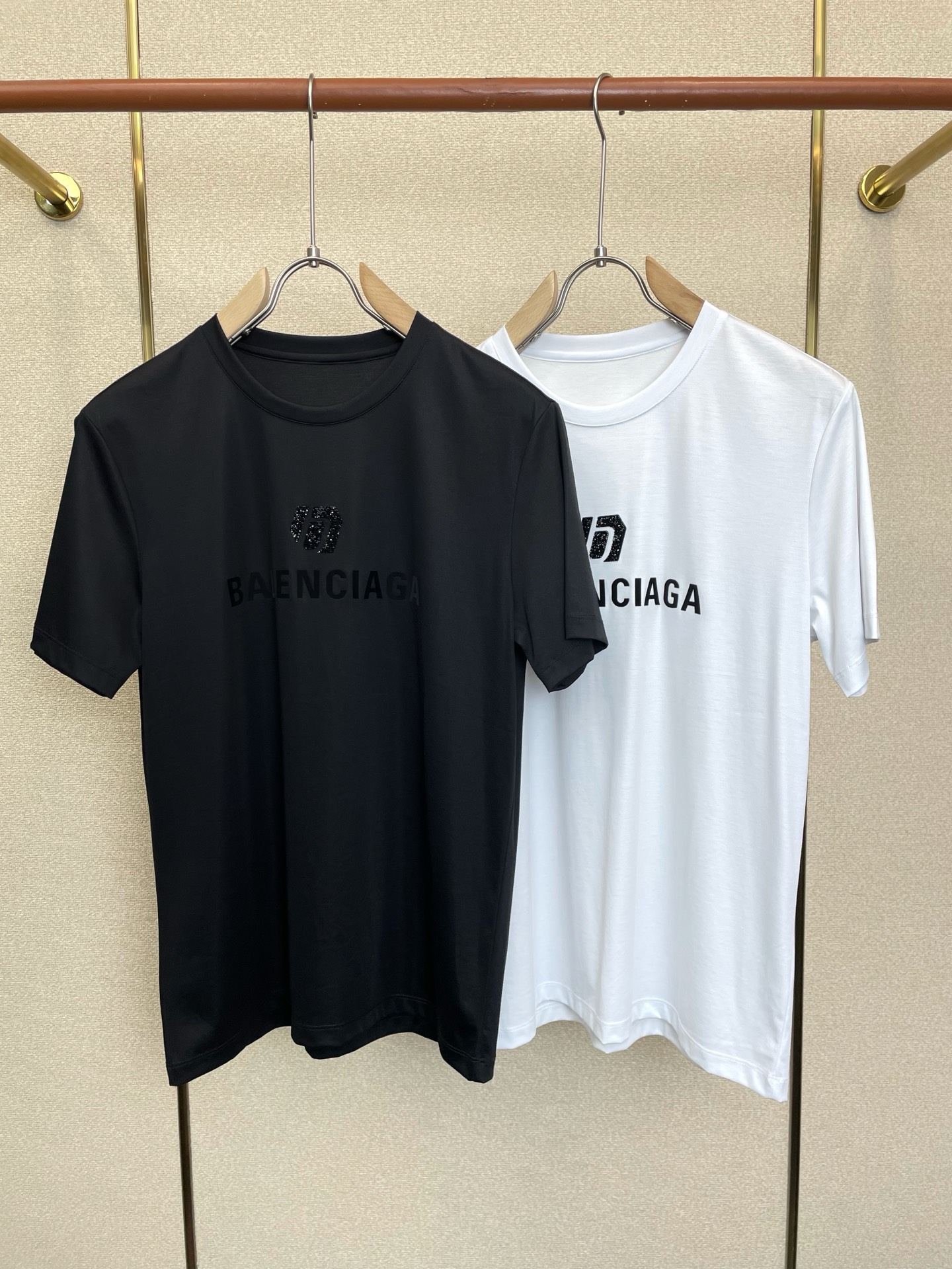 NO:937620,.Balenciaga exclusively supplies new original men's casual short sleeves. High-end customization. High-end version. Fashionable and versatile imported fabrics. Super soft and delicate feel. Skin-friendly and comfortable to wear. High-end boutique. The upper body is finely made by the factory. It is a must-have item for men. Three standards are complete. Size M-6XL,,balenciaga,balenciaga,T-shirt,19860909.Balenciaga巴黎世家独家专供新款原单男士休闲短袖 高端定制 高端版本 时尚百搭爆款进口面料 手感超柔软细腻 穿着亲肤舒适 高端精品 代工厂精细做上身非常赞 男士必备单品 三标齐全 码数M-6XL,,balenciaga,balenciaga,T-shirt,,Men's clothing