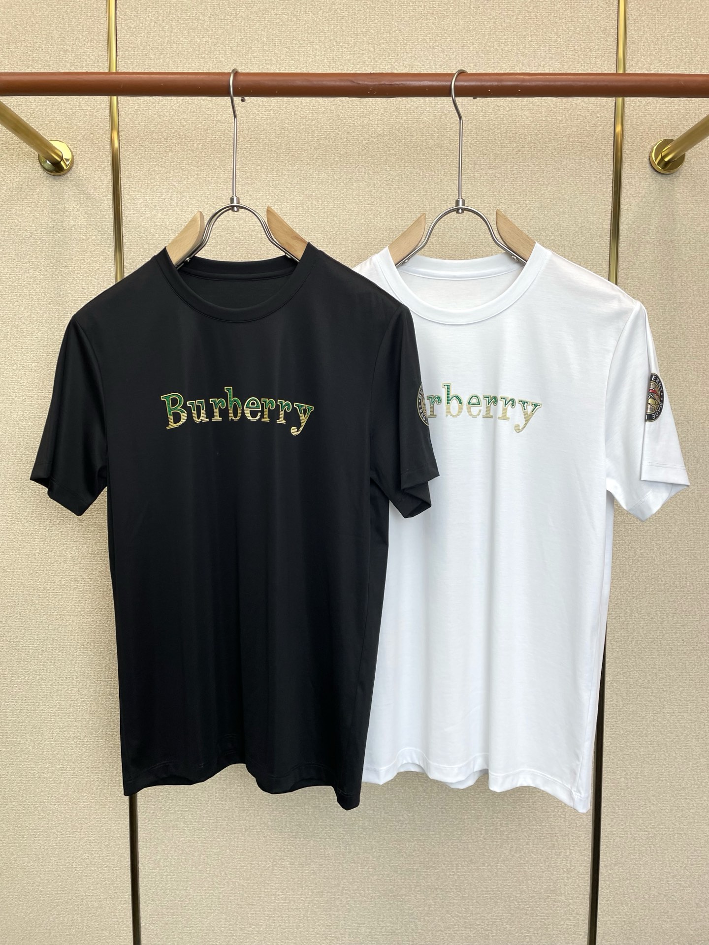 NO:938397,.Burberry’s new and popular original men’s casual short-sleeves, high-end customization, high-end version, fashionable and versatile, popular imported fabrics, super soft and delicate to the touch, skin-friendly and comfortable to wear, high-end boutique, exquisite upper body made by the factory, very good, a must-have item for men, complete with three standards, size M-6XL,, burberry, burberry, T-shirt,19860909.Burberry巴宝莉砸锅卖铁都要上的新款新款原单男士休闲短袖 高端定制 高端版本 时尚百搭爆款进口面料 手感超柔软细腻 穿着亲肤舒适 高端精品 代工厂精细做上身非常赞 男士必备单品 三标齐全 码数M-6XL,,burberry,burberry,T-shirt,,Men's clothing