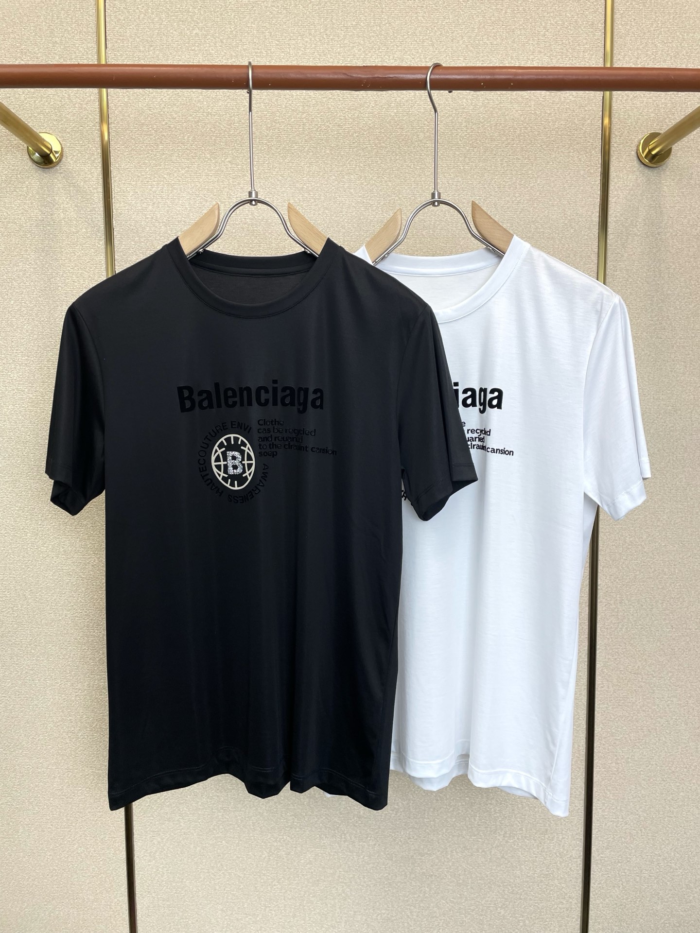 NO:937626,.Balenciaga exclusively supplies new original men's casual short sleeves. High-end customization. High-end version. Fashionable and versatile imported fabrics. Super soft and delicate feel. Skin-friendly and comfortable to wear. High-end boutique. The upper body is finely made by the factory. It is a must-have item for men. Three standards are complete. Size M-6XL,,balenciaga,balenciaga,T-shirt,19860909.Balenciaga巴黎世家独家专供新款原单男士休闲短袖 高端定制 高端版本 时尚百搭爆款进口面料 手感超柔软细腻 穿着亲肤舒适 高端精品 代工厂精细做上身非常赞 男士必备单品 三标齐全 码数M-6XL,,balenciaga,balenciaga,T-shirt,,Men's clothing