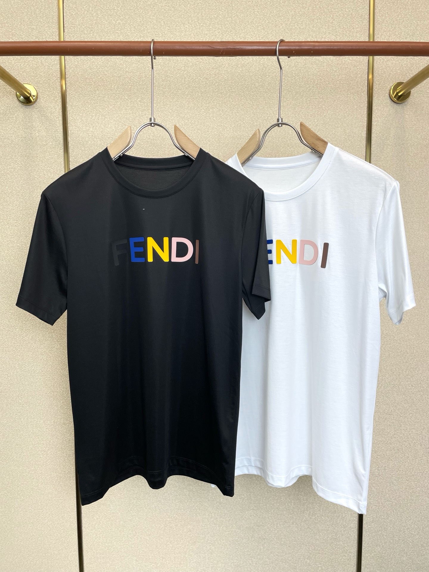 NO:938399,.FENDI Fendi’s new and popular new style original men’s casual short-sleeves. High-end customization. High-end version. Fashionable and versatile imported fabrics. Super soft and delicate feel. Skin-friendly and comfortable to wear. High-end boutique. The upper body is exquisitely made by the factory. A must-have item for men. Three complete standards. Size M-6XL,,fendi,fendi, T-shirt,19860909.FENDI芬迪砸锅卖铁都要上的新款新款原单男士休闲短袖 高端定制 高端版本 时尚百搭爆款进口面料 手感超柔软细腻 穿着亲肤舒适 高端精品 代工厂精细做上身非常赞 男士必备单品 三标齐全 码数M-6XL,,fendi,fendi,T-shirt,,Men's clothing