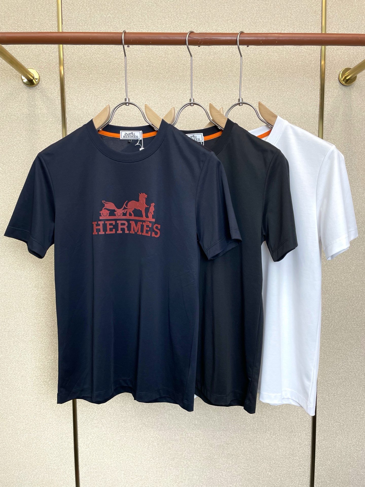 NO:938392,.Hermès's new and popular men's casual short-sleeved original items. High-end customization. High-end version. Fashionable and versatile imported fabrics. Super soft and delicate feel. Skin-friendly and comfortable to wear. High-end boutique. The upper body is exquisitely made by the factory. A must-have item for men. Three complete standards. Size M-4XL,, hermes, hermes, T-shirt,19860909.Hermès爱马仕砸锅卖铁都要上的新款新款原单男士休闲短袖 高端定制 高端版本 时尚百搭爆款进口面料 手感超柔软细腻 穿着亲肤舒适 高端精品 代工厂精细做上身非常赞 男士必备单品 三标齐全 码数M-4XL,,hermes,hermes,T-shirt,,Men's clothing
