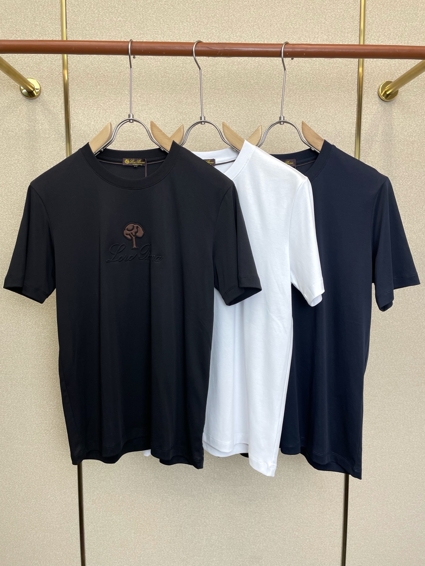 NO:937632,.LP-Loro Piana exclusively supplies new original men's casual short-sleeves, high-end customization, high-end version, fashionable and versatile imported fabrics, super soft and delicate to the touch, skin-friendly and comfortable to wear, high-end boutique, the upper body is exquisitely made by the factory, a must-have item for men, complete with three standards, size M-4XL,, loro piana, loro piana, T-shirt,19860909.LP-Loro Piana诺悠翩雅独家专供新款原单男士休闲短袖 高端定制 高端版本 时尚百搭爆款进口面料 手感超柔软细腻 穿着亲肤舒适 高端精品 代工厂精细做上身非常赞 男士必备单品 三标齐全 码数M-4XL,,loro piana,loro piana,T-shirt,,Men's clothing