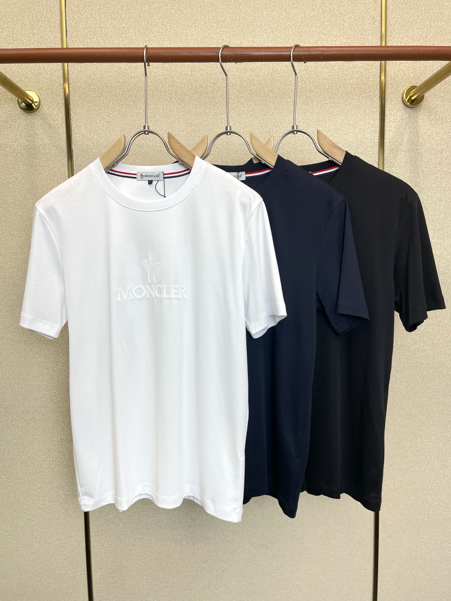 NO:938398,.Moncler's new and original men's casual short-sleeves are the most popular ones. High-end customization. High-end version. Fashionable and versatile imported fabrics. Super soft and delicate feel. Skin-friendly and comfortable to wear. High-end boutique. The upper body is finely made by the factory. It's a must-have item for men. Three complete standards. Size M-4XL, Moncler, T-shirt,19860909.Moncler蒙口砸锅卖铁都要上的新款新款原单男士休闲短袖 高端定制 高端版本 时尚百搭爆款进口面料 手感超柔软细腻 穿着亲肤舒适 高端精品 代工厂精细做上身非常赞 男士必备单品 三标齐全 码数M-4XL,,Moncler,T-shirt,,Men's clothing