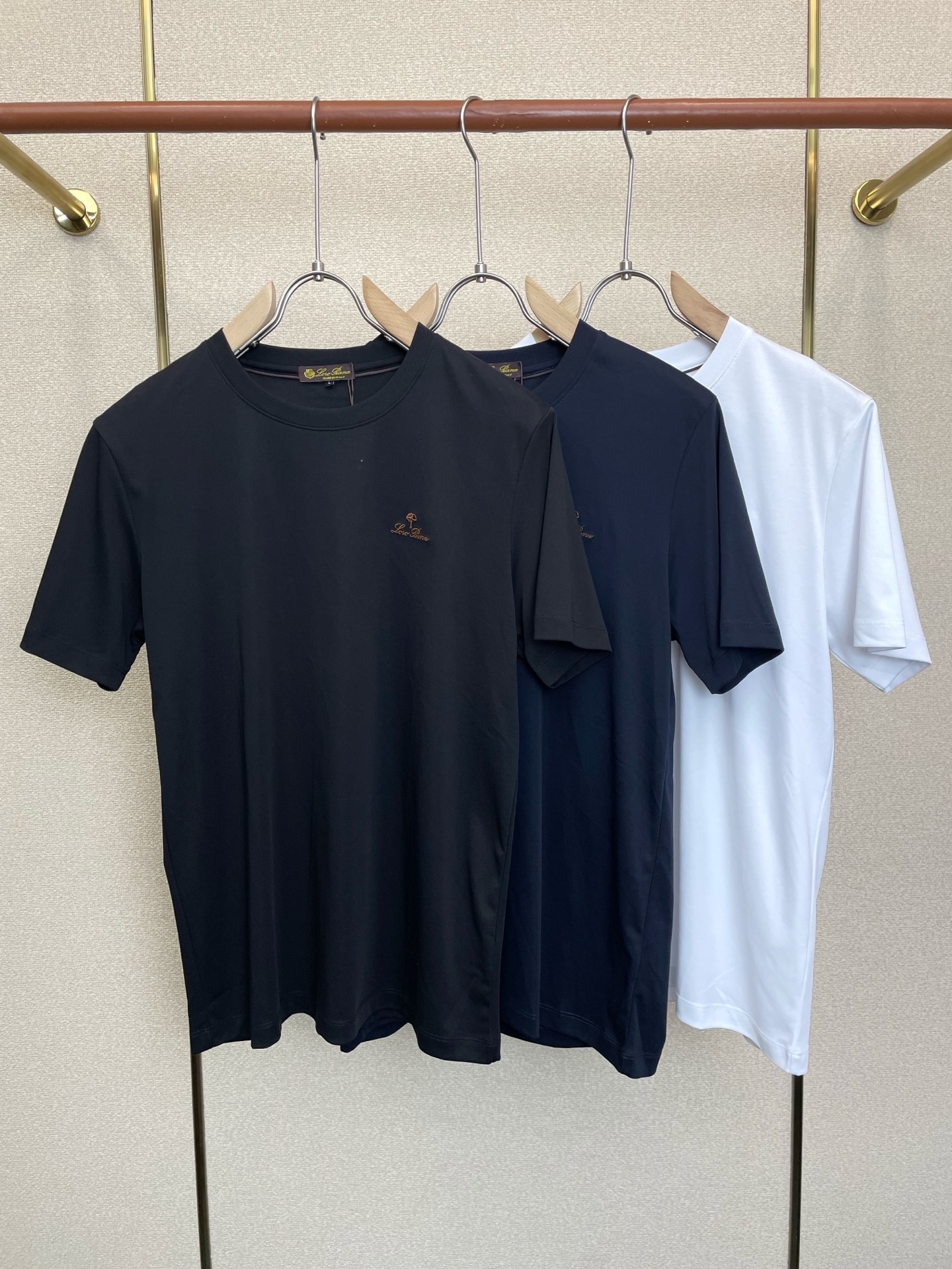 NO:938386,.LP-Loro Piana is a must-have new model. Original men's casual short-sleeved. High-end customization. High-end version. Fashionable and versatile imported fabrics. Super soft and delicate feel. Skin-friendly and comfortable to wear. High-end boutique. The upper body is finely made by the factory. It is a must-have item for men. Three standards are complete. Size M-4XL,, loro piana, loro piana, T-shirt,19860909.LP-Loro Piana诺悠翩雅砸锅卖铁都要上的新款新款原单男士休闲短袖 高端定制 高端版本 时尚百搭爆款进口面料 手感超柔软细腻 穿着亲肤舒适 高端精品 代工厂精细做上身非常赞 男士必备单品 三标齐全 码数M-4XL,,loro piana,loro piana,T-shirt,,Men's clothing