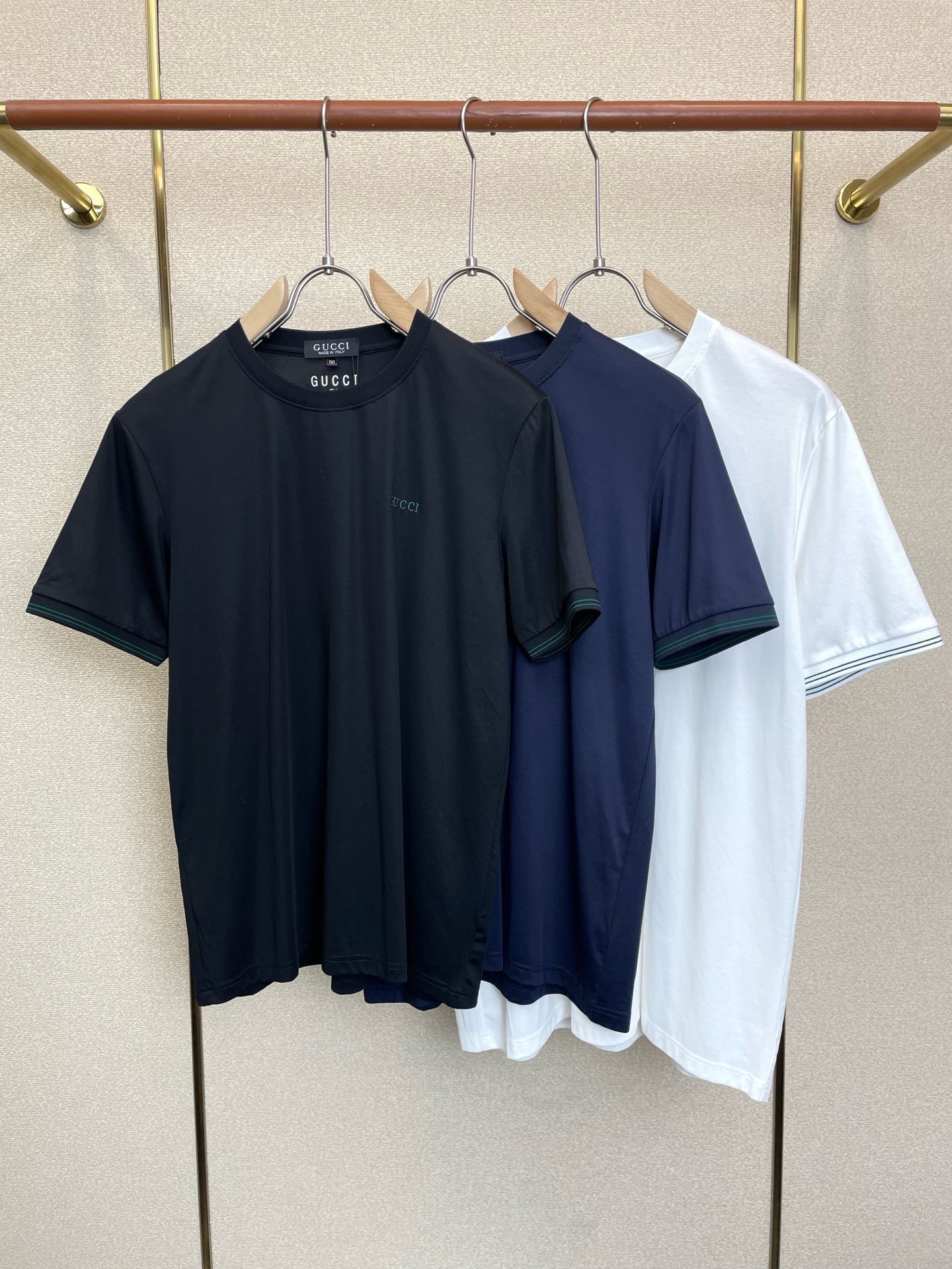 NO:938388,.Gucci Gucci's new and popular new original men's casual short sleeves, high-end customization, high-end version, fashionable and versatile imported fabrics, super soft and delicate to the touch, skin-friendly and comfortable to wear, high-end boutique, the upper body is exquisitely made by the OEM, a must-have item for men, complete with three standards, size M-4XL,, gucci, gucci, T-shirt,19860909.Gucci古驰砸锅卖铁都要上的新款新款原单男士休闲短袖 高端定制 高端版本 时尚百搭爆款进口面料 手感超柔软细腻 穿着亲肤舒适 高端精品 代工厂精细做上身非常赞 男士必备单品 三标齐全 码数M-4XL,,gucci,gucci,T-shirt,,Men's clothing